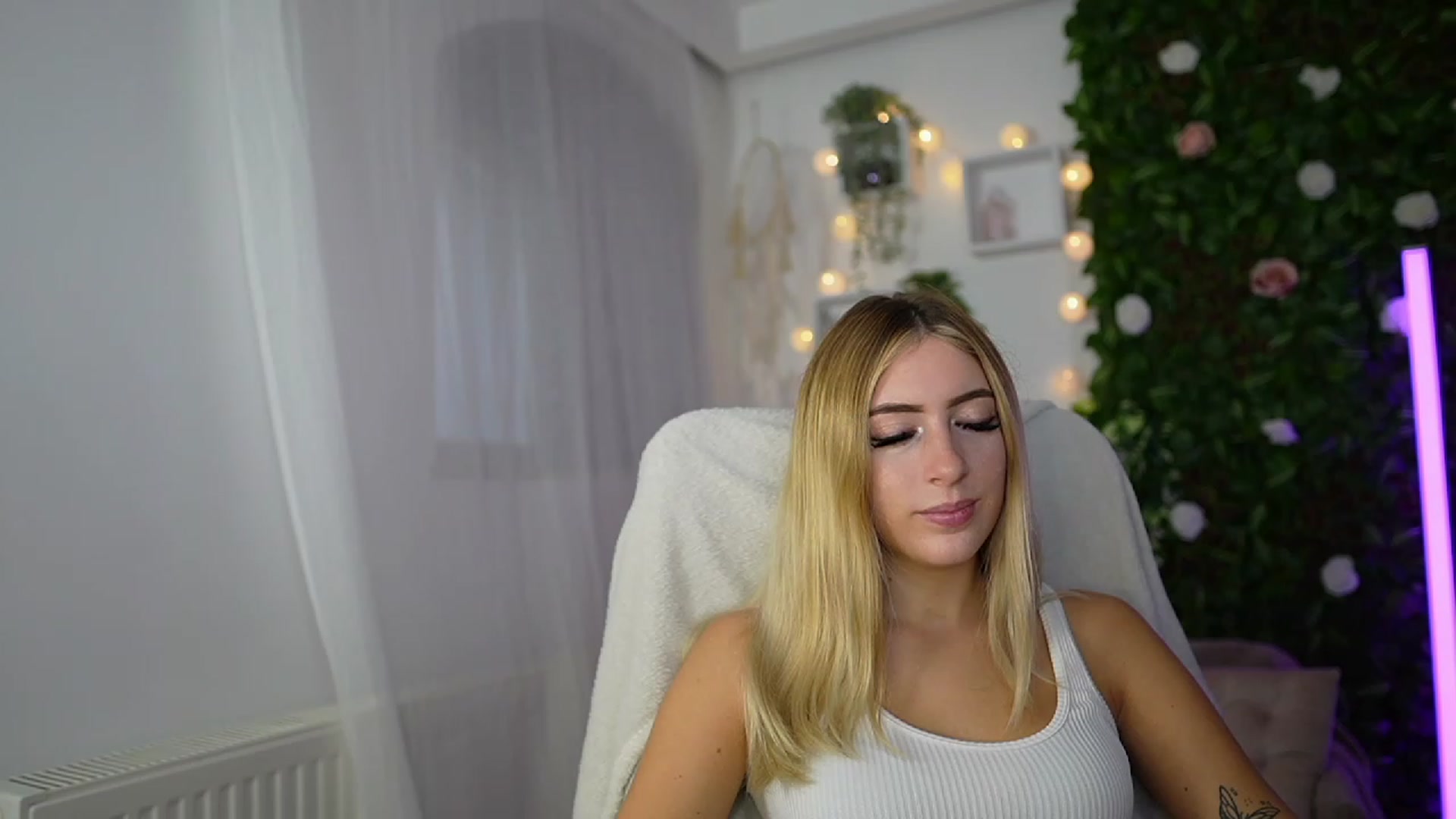 Gallery image thumbnail from Tina_Nappi18's myfreecams stream on, 09/18/2023, 14:55 image 17 of 20