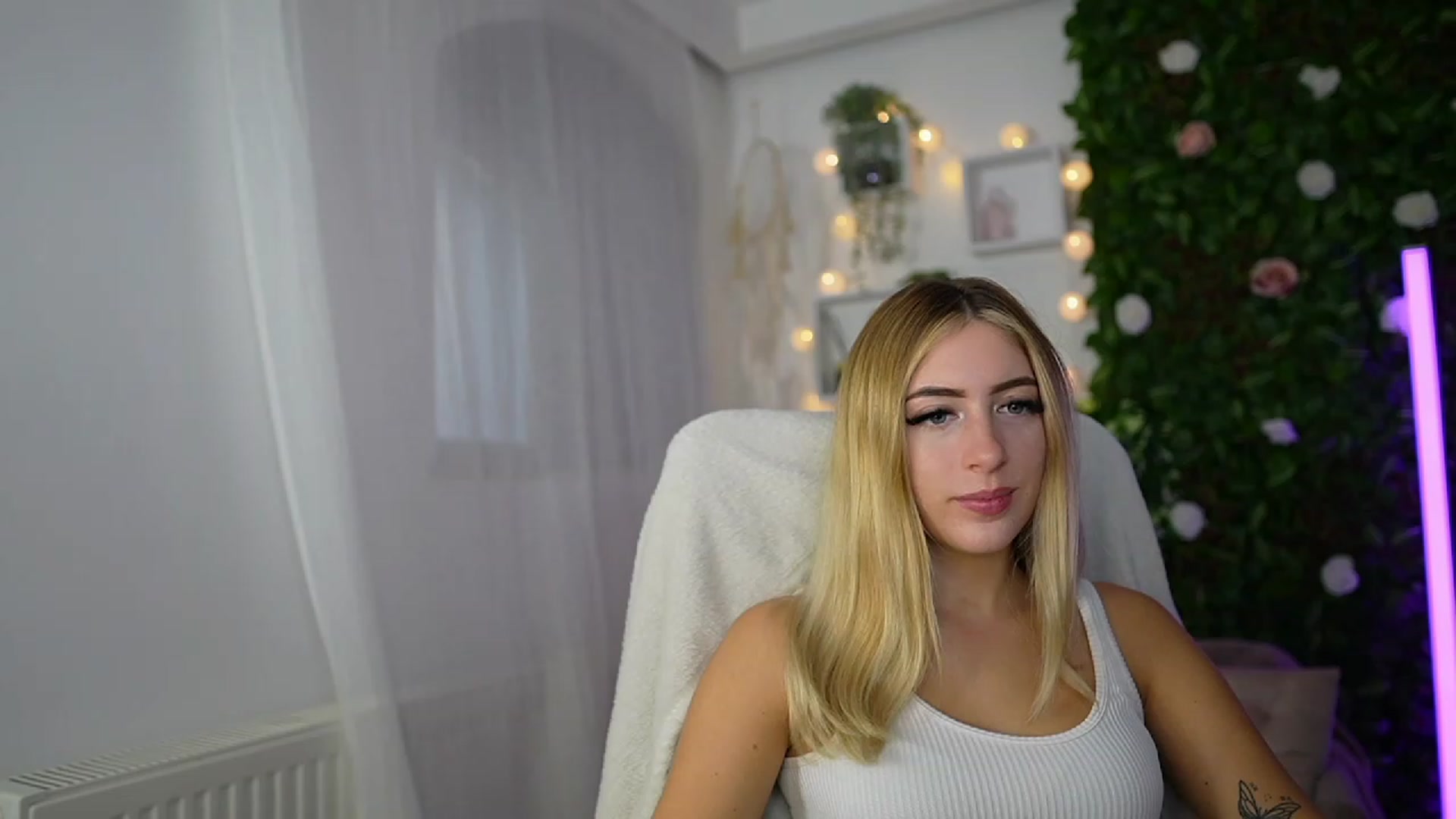 Gallery image thumbnail from Tina_Nappi18's myfreecams stream on, 09/18/2023, 14:55 image 4 of 20