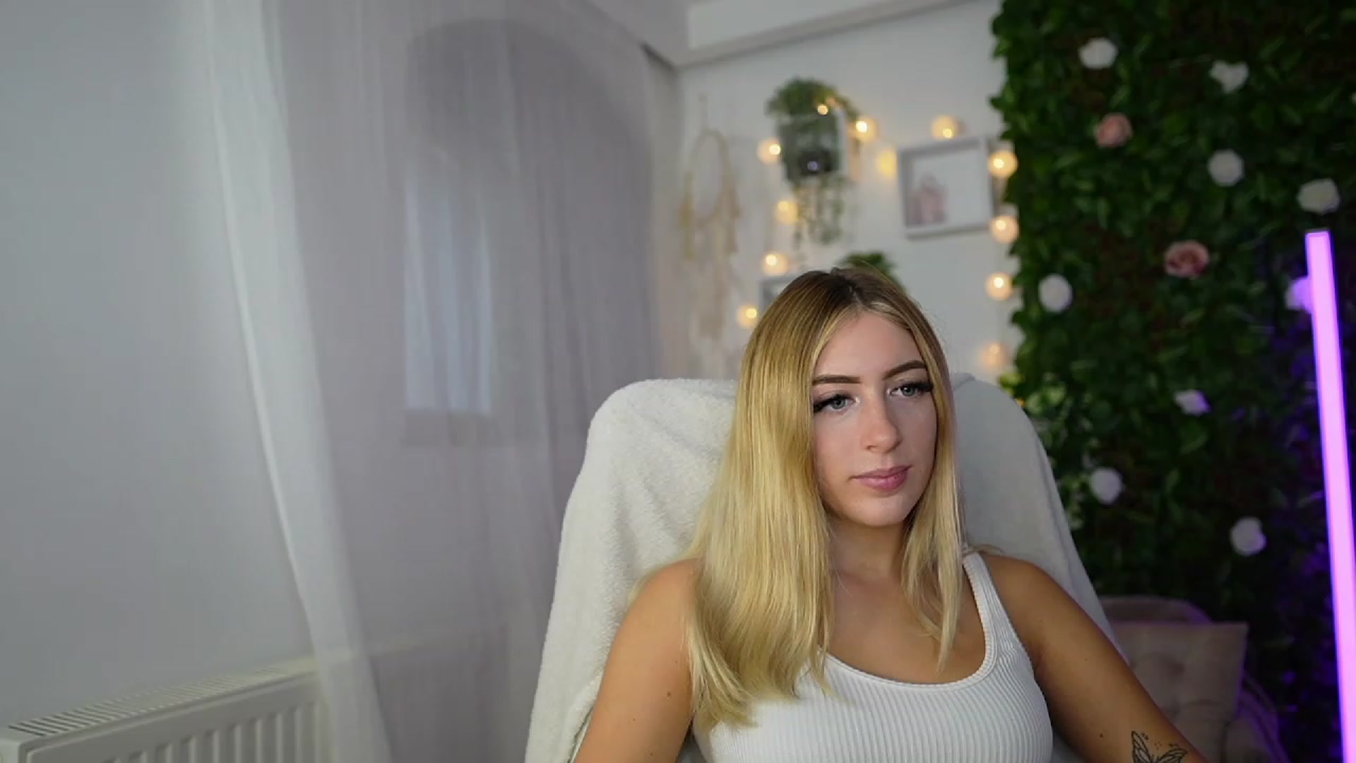 Gallery image thumbnail from Tina_Nappi18's myfreecams stream on, 09/18/2023, 14:55 image 16 of 20