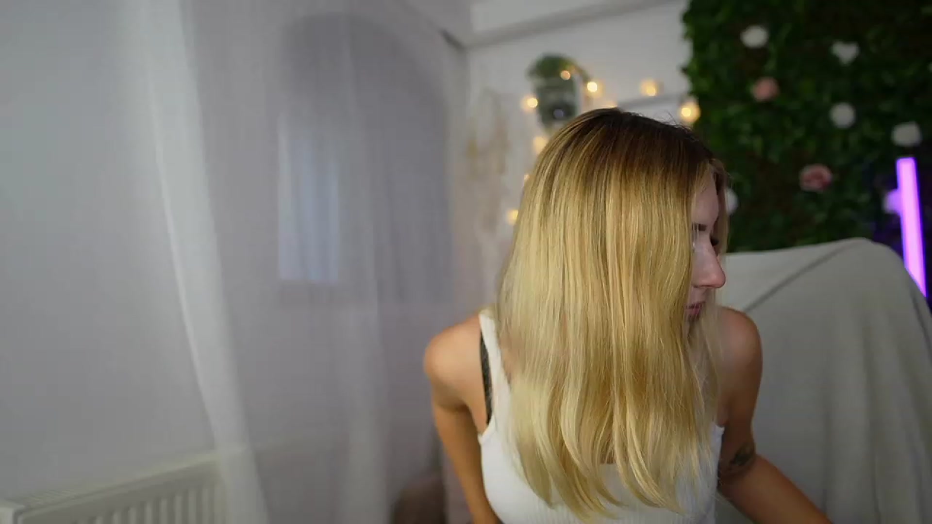 Gallery image thumbnail from Tina_Nappi18's myfreecams stream on, 09/18/2023, 14:55 image 9 of 20