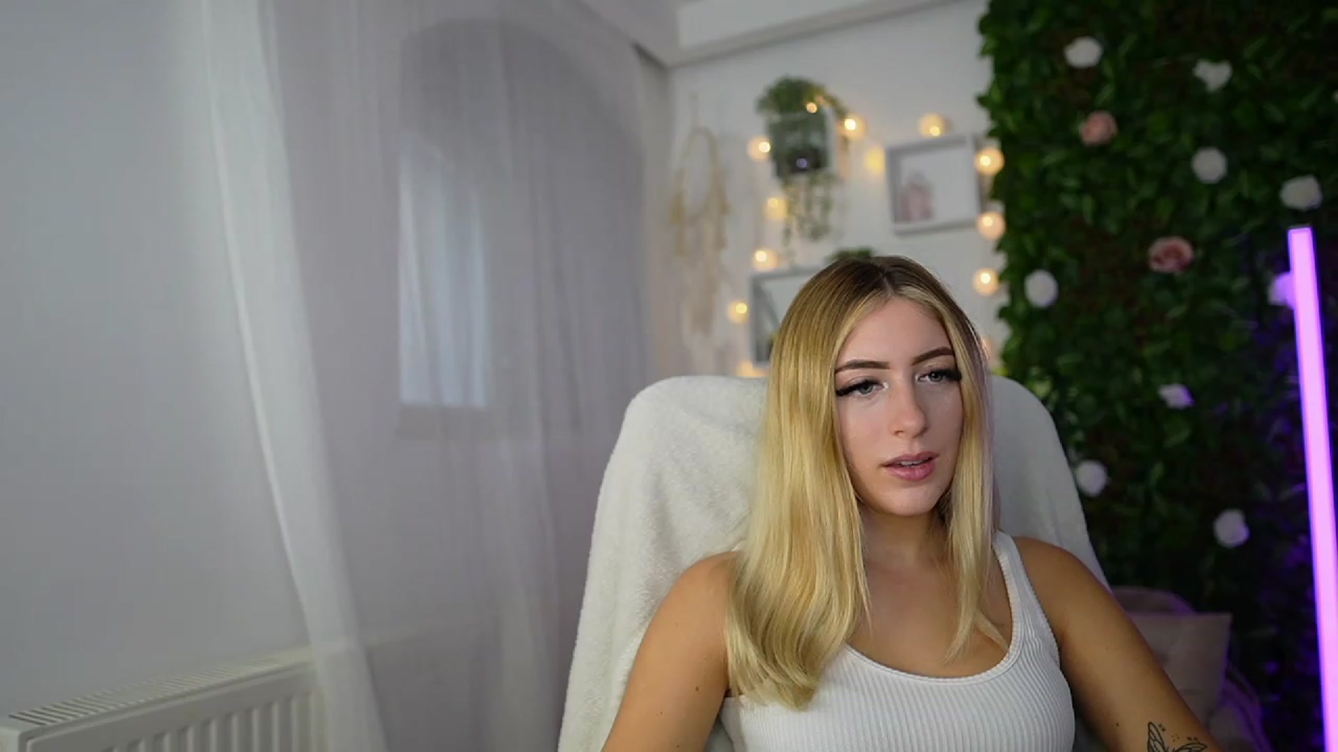 Gallery image thumbnail from Tina_Nappi18's myfreecams stream on, 09/18/2023, 14:55 image 6 of 20