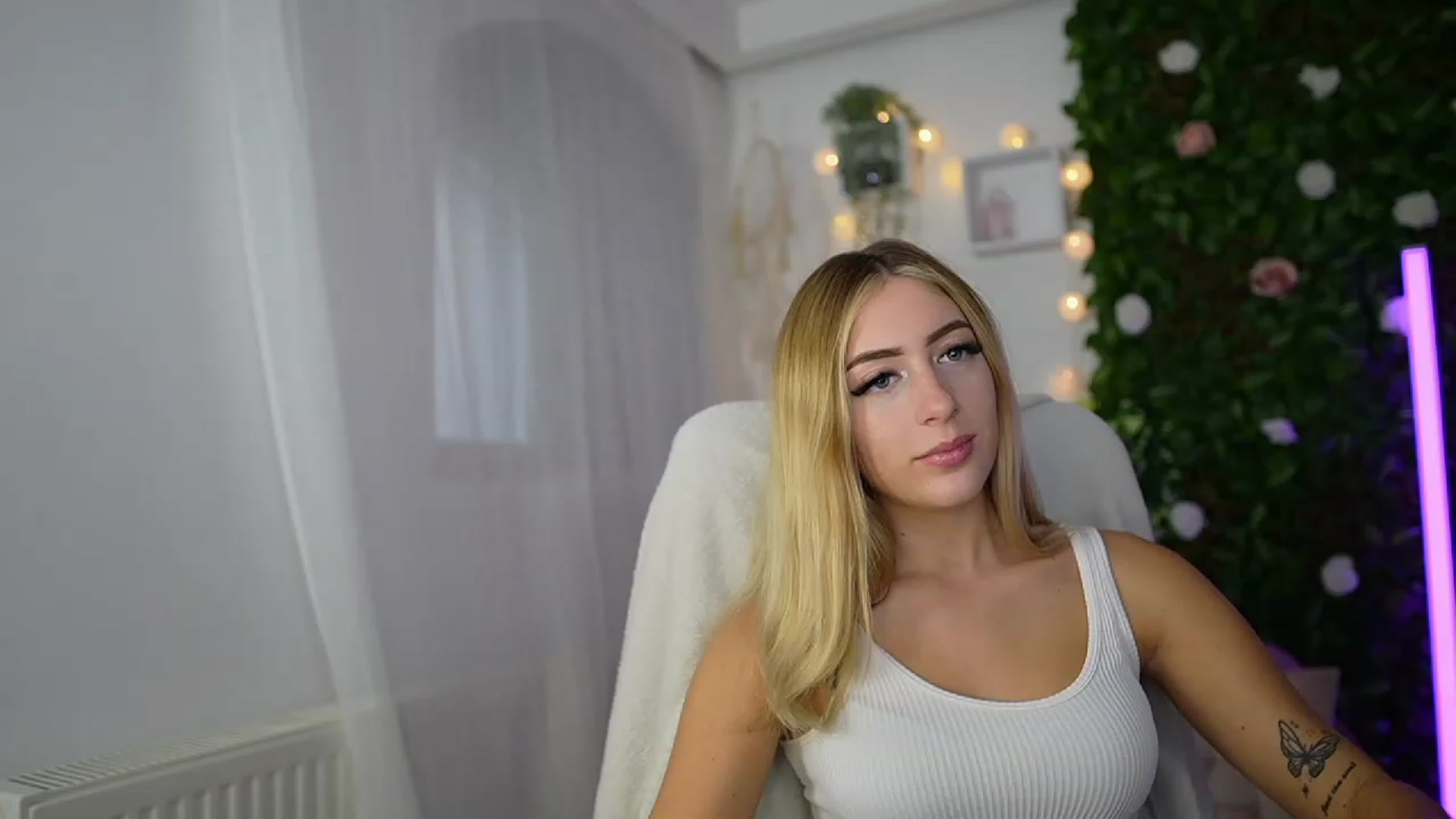 Gallery image thumbnail from Tina_Nappi18's myfreecams stream on, 09/18/2023, 14:55 image 2 of 20