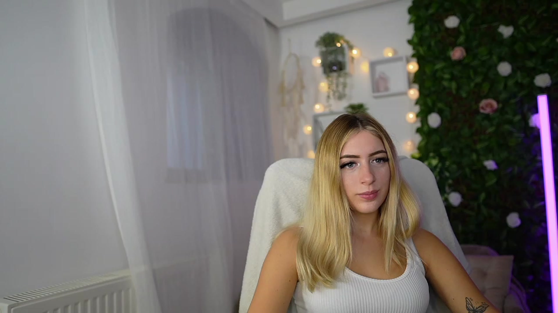 Gallery image thumbnail from Tina_Nappi18's myfreecams stream on, 09/18/2023, 14:55 image 11 of 20