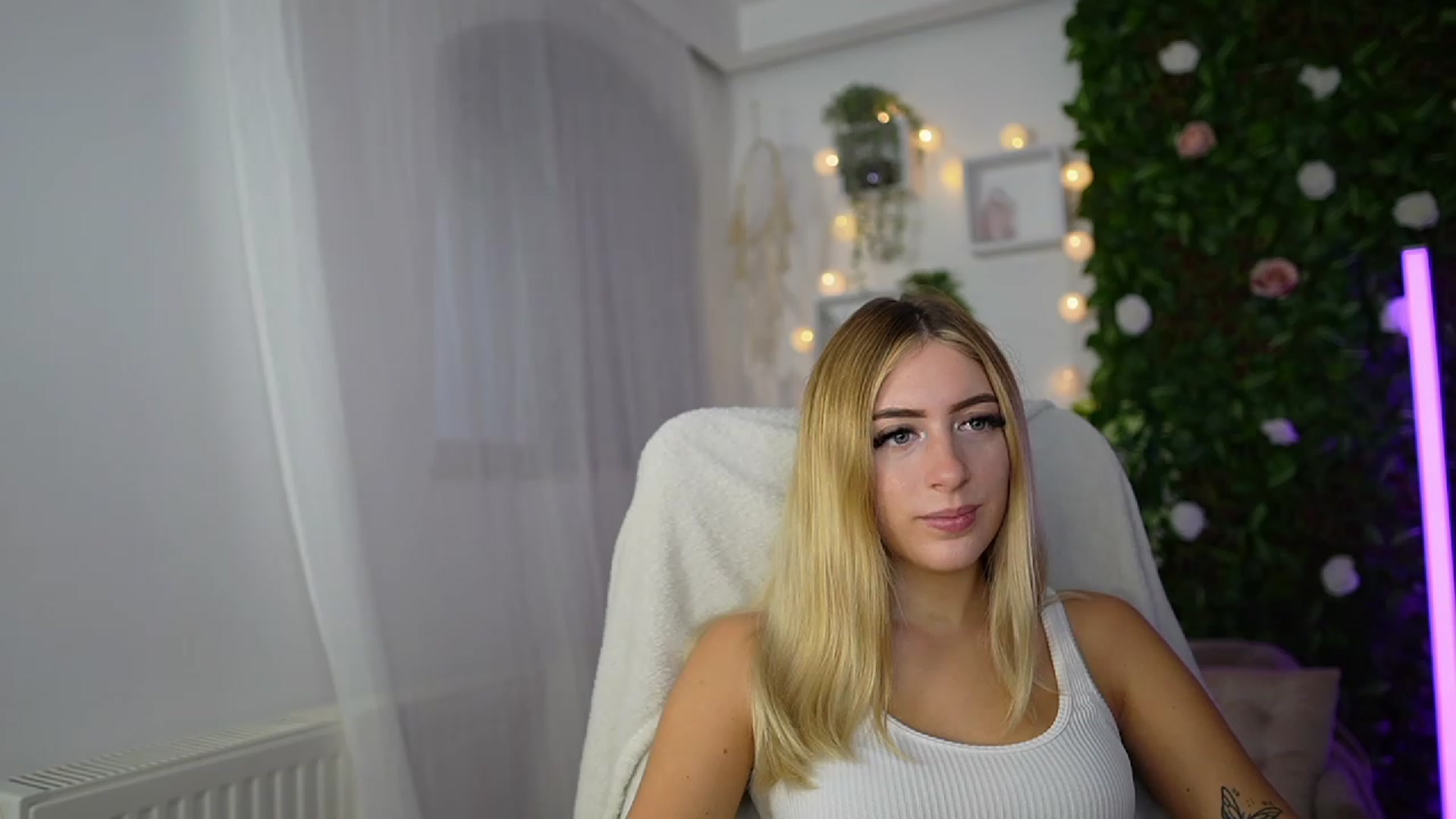 Gallery image thumbnail from Tina_Nappi18's myfreecams stream on, 09/18/2023, 14:55 image 19 of 20