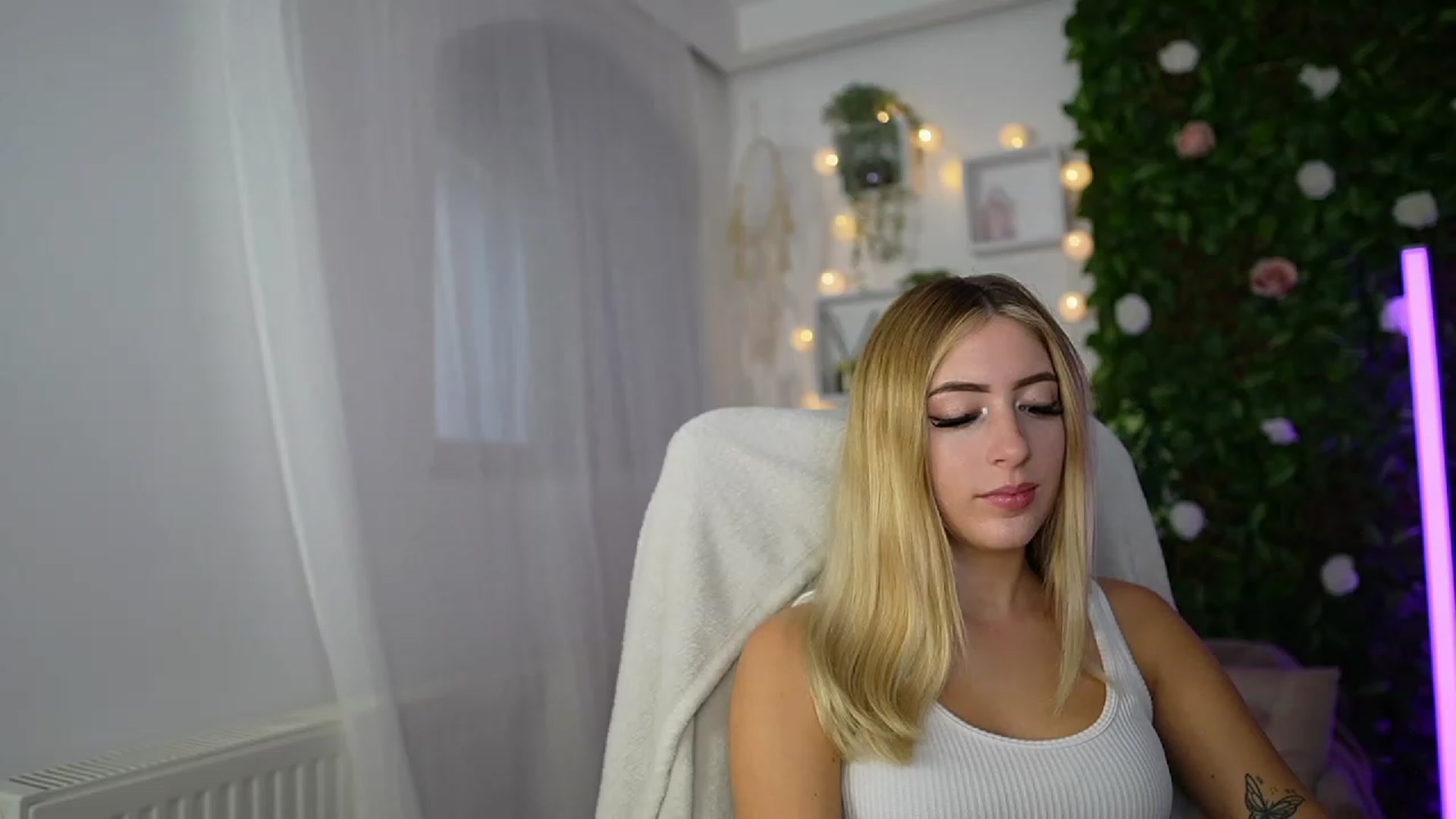 Gallery image thumbnail from Tina_Nappi18's myfreecams stream on, 09/18/2023, 14:55 image 3 of 20