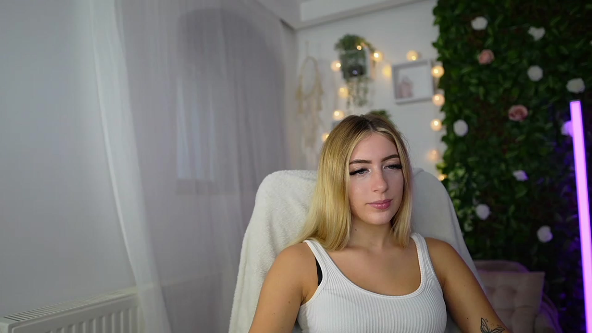 Gallery image thumbnail from Tina_Nappi18's myfreecams stream on, 09/18/2023, 15:23 image 1 of 20