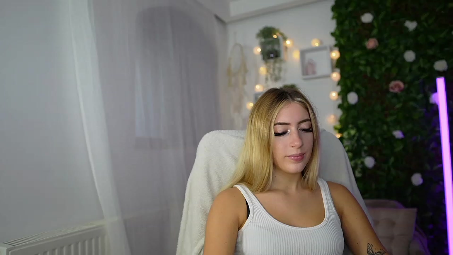 Gallery image thumbnail from Tina_Nappi18's myfreecams stream on, 09/18/2023, 15:23 image 5 of 20