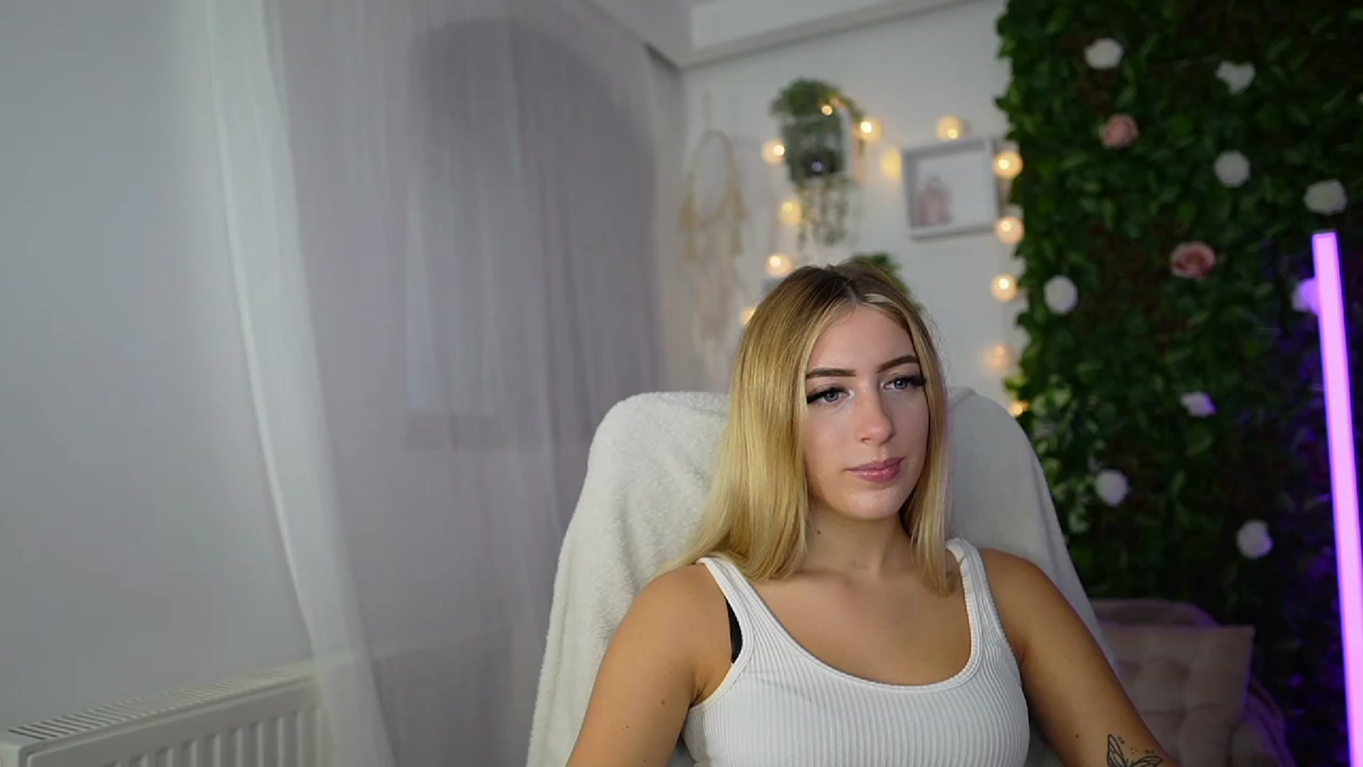 Gallery image thumbnail from Tina_Nappi18's myfreecams stream on, 09/18/2023, 15:23 image 11 of 20