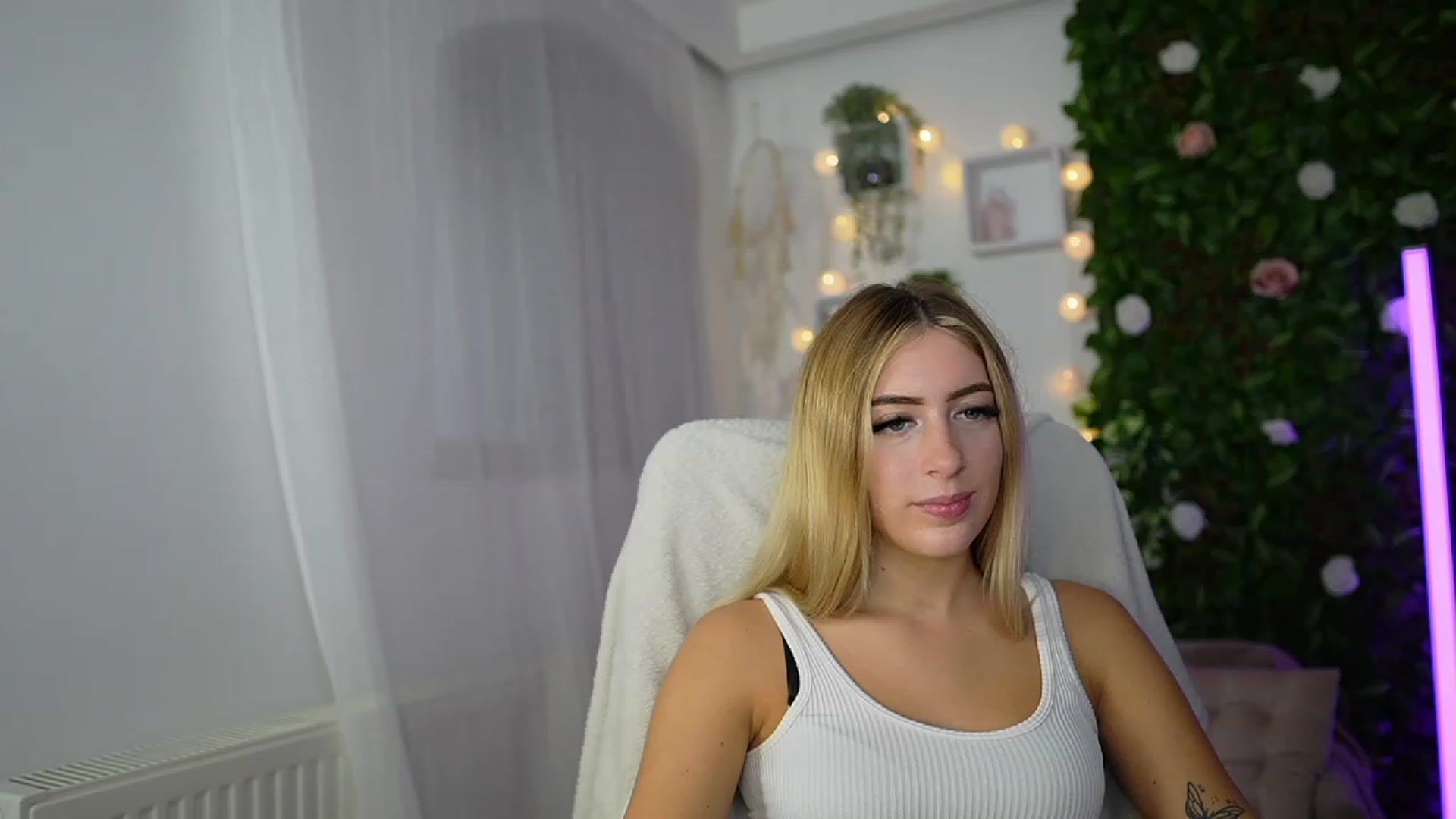 Gallery image thumbnail from Tina_Nappi18's myfreecams stream on, 09/18/2023, 15:23 image 20 of 20