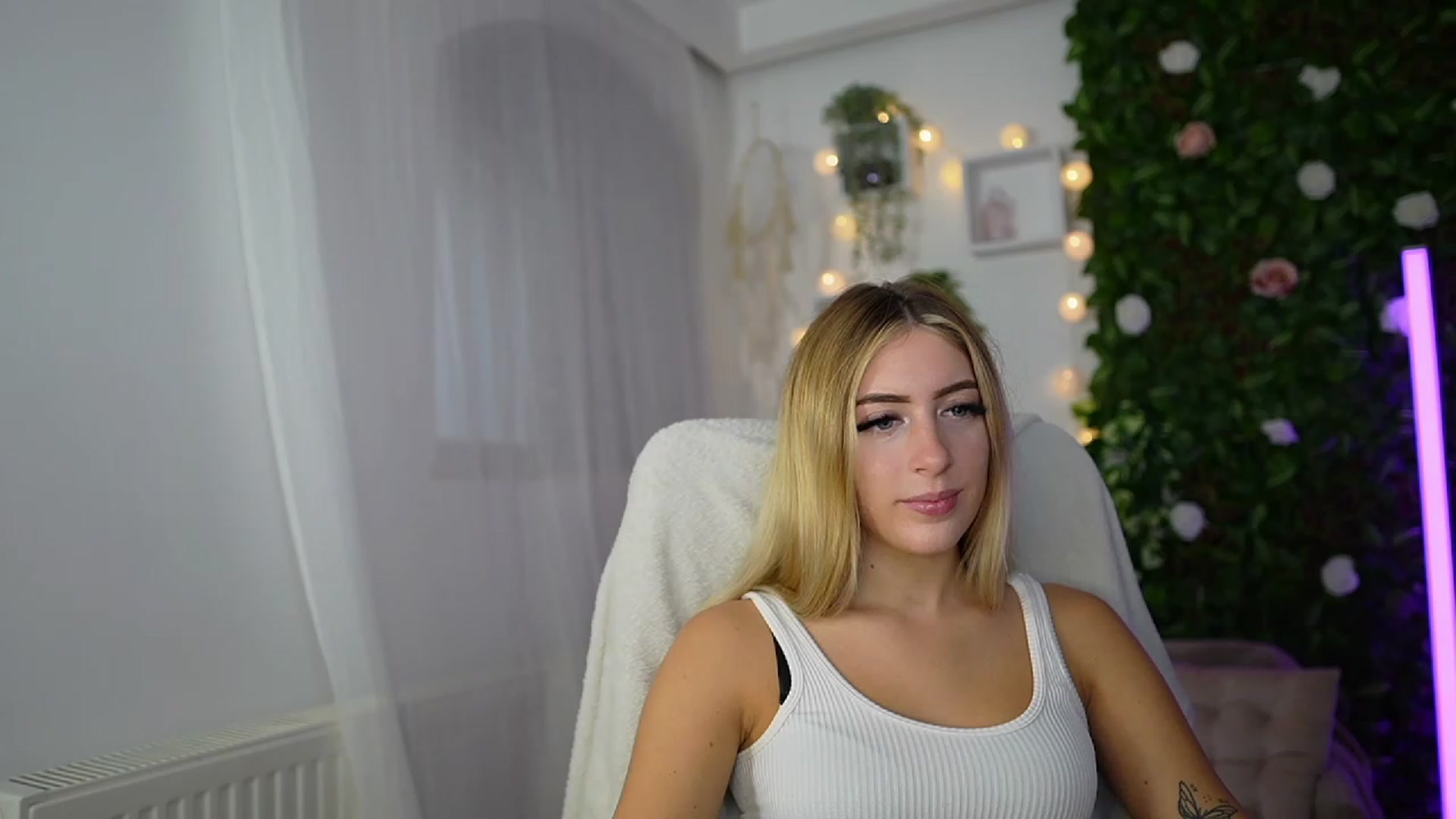 Gallery image thumbnail from Tina_Nappi18's myfreecams stream on, 09/18/2023, 15:23 image 3 of 20