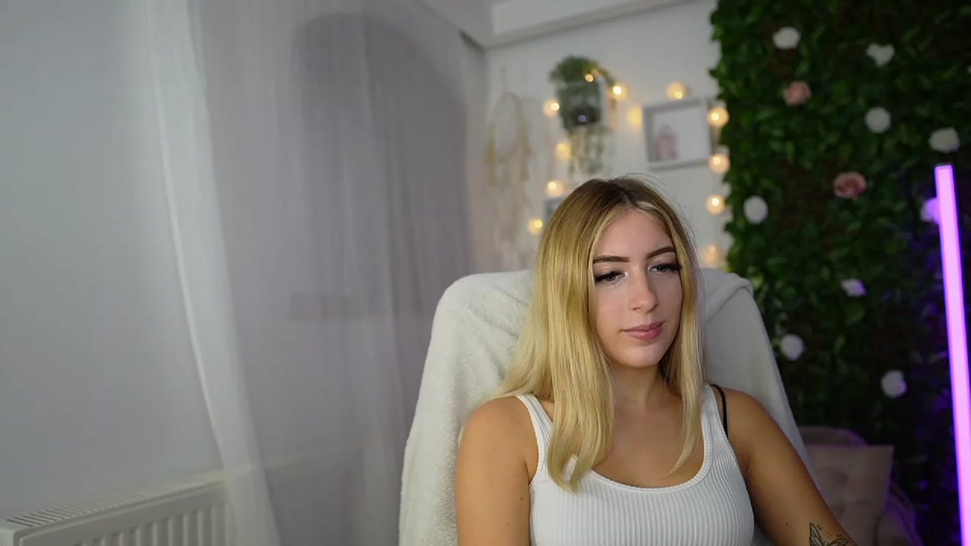 Gallery image thumbnail from Tina_Nappi18's myfreecams stream on, 09/18/2023, 15:59 image 8 of 20