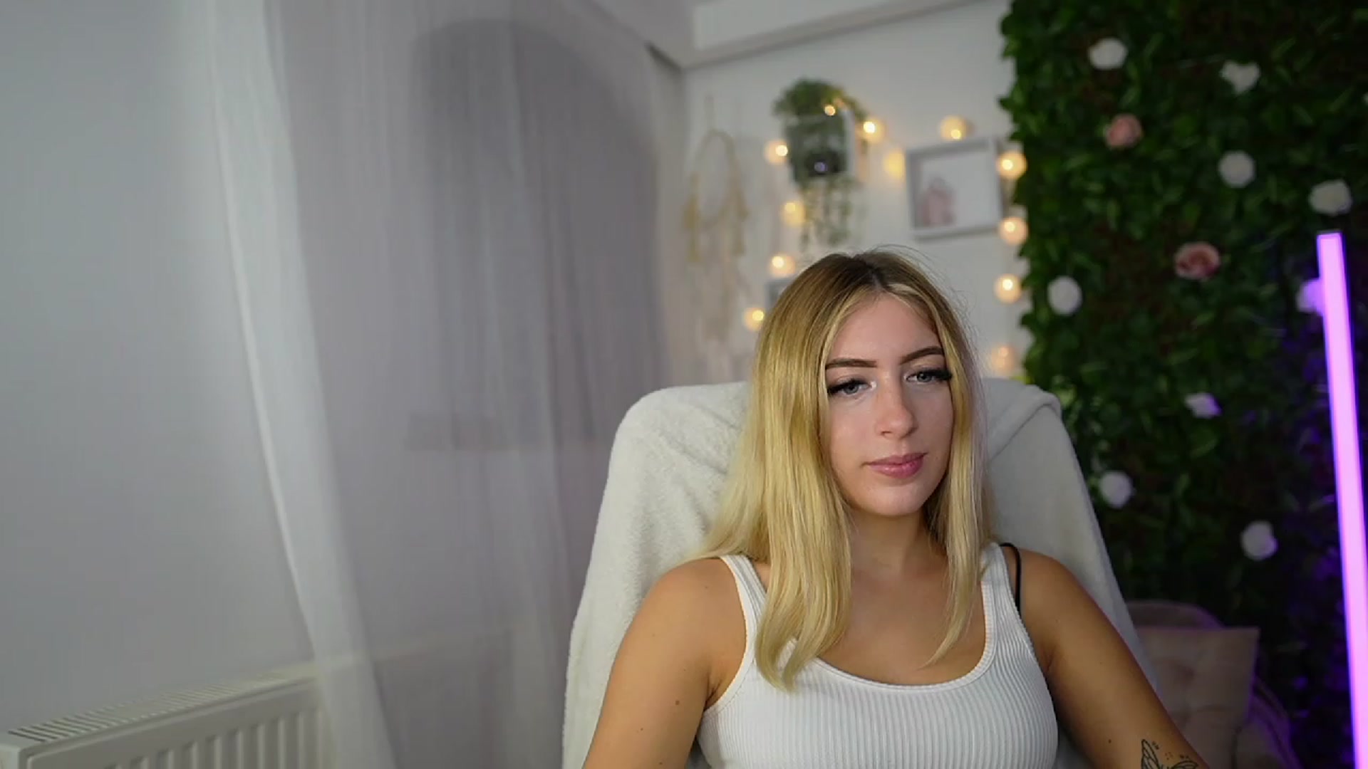 Gallery image thumbnail from Tina_Nappi18's myfreecams stream on, 09/18/2023, 15:59 image 7 of 20