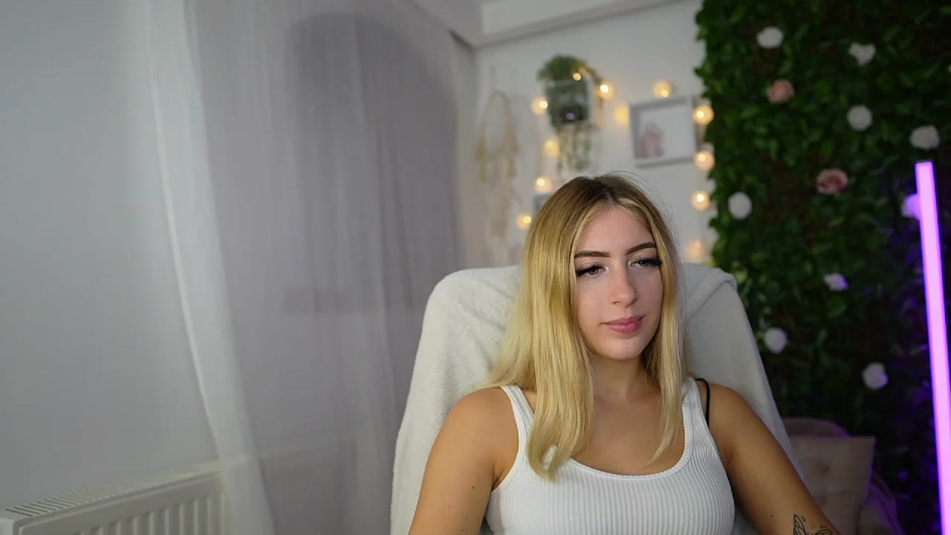 Gallery image thumbnail from Tina_Nappi18's myfreecams stream on, 09/18/2023, 15:59 image 9 of 20