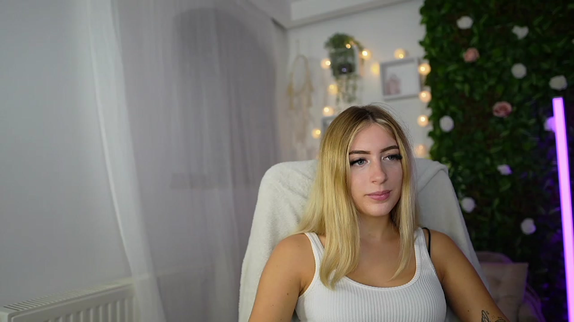 Gallery image thumbnail from Tina_Nappi18's myfreecams stream on, 09/18/2023, 15:59 image 11 of 20
