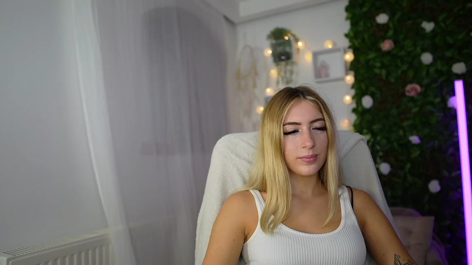 Gallery image thumbnail from Tina_Nappi18's myfreecams stream on, 09/18/2023, 15:59 image 1 of 20