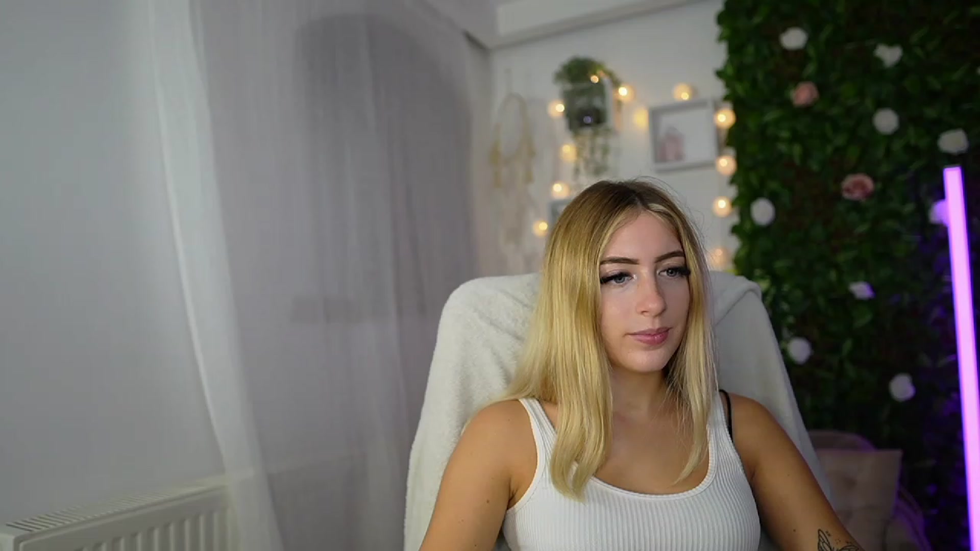 Gallery image thumbnail from Tina_Nappi18's myfreecams stream on, 09/18/2023, 15:59 image 12 of 20