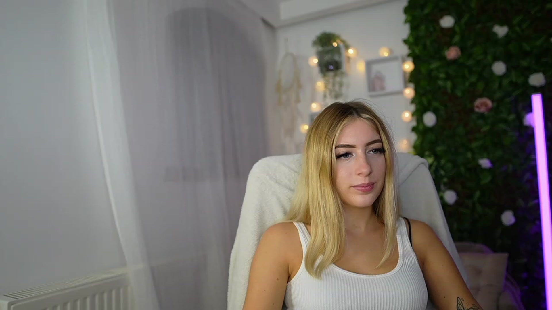 Gallery image thumbnail from Tina_Nappi18's myfreecams stream on, 09/18/2023, 15:59 image 3 of 20