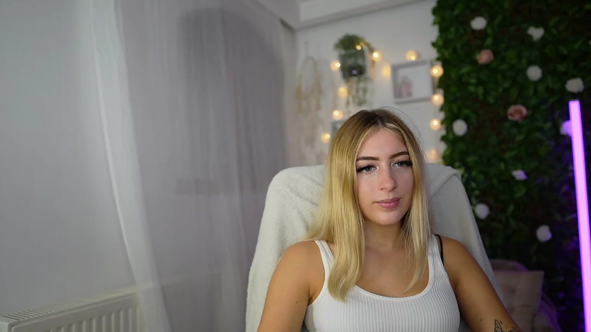 Gallery image thumbnail from Tina_Nappi18's myfreecams stream on, 09/18/2023, 15:59 image 15 of 20