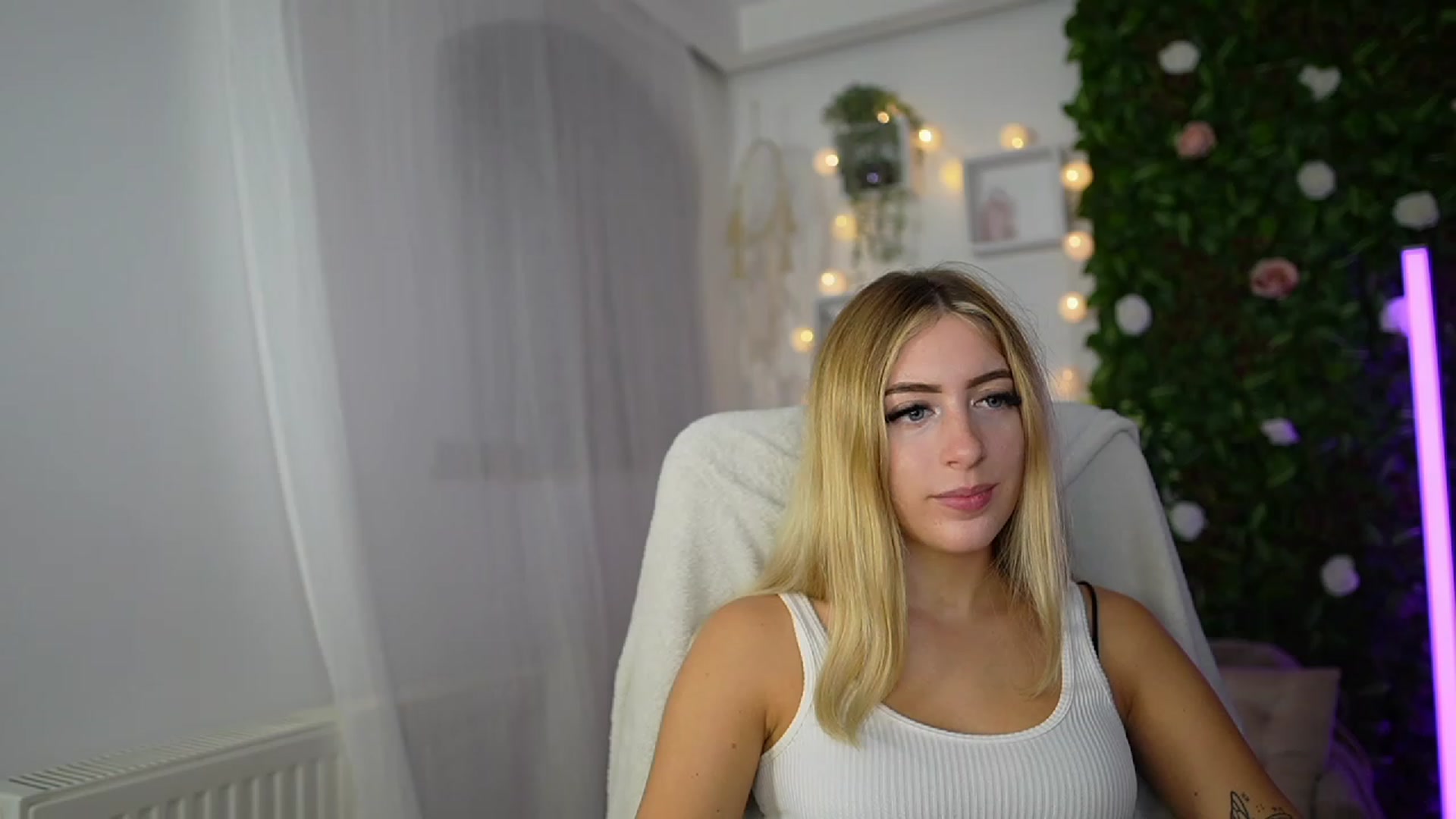 Gallery image thumbnail from Tina_Nappi18's myfreecams stream on, 09/18/2023, 15:59 image 16 of 20