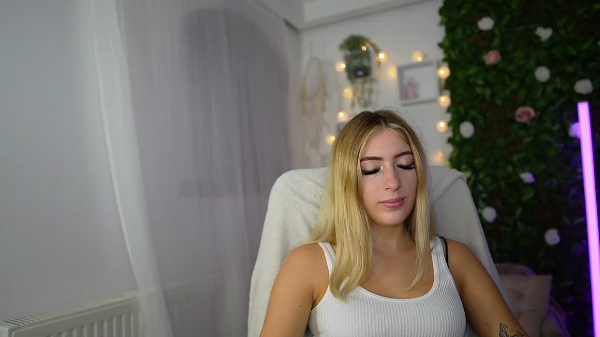 Gallery image thumbnail from Tina_Nappi18's myfreecams stream on, 09/18/2023, 15:59 image 4 of 20
