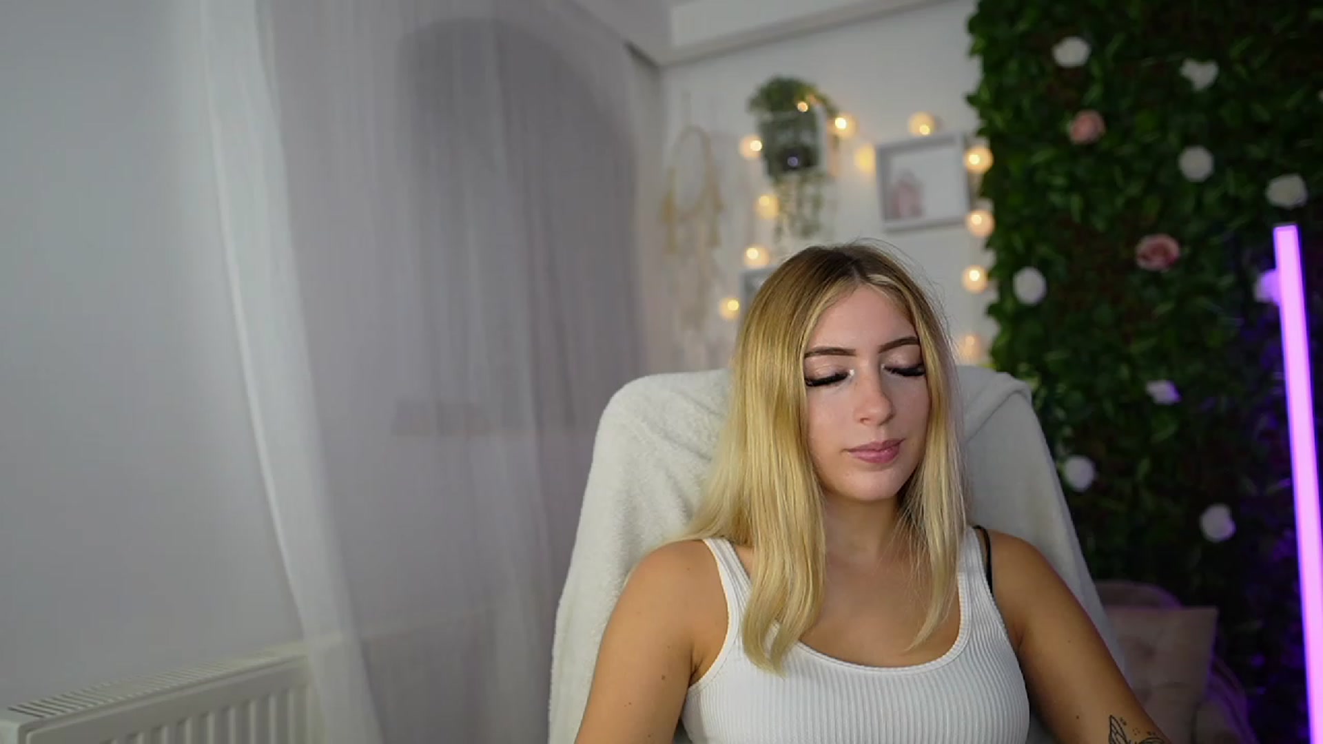 Gallery image thumbnail from Tina_Nappi18's myfreecams stream on, 09/18/2023, 15:59 image 14 of 20