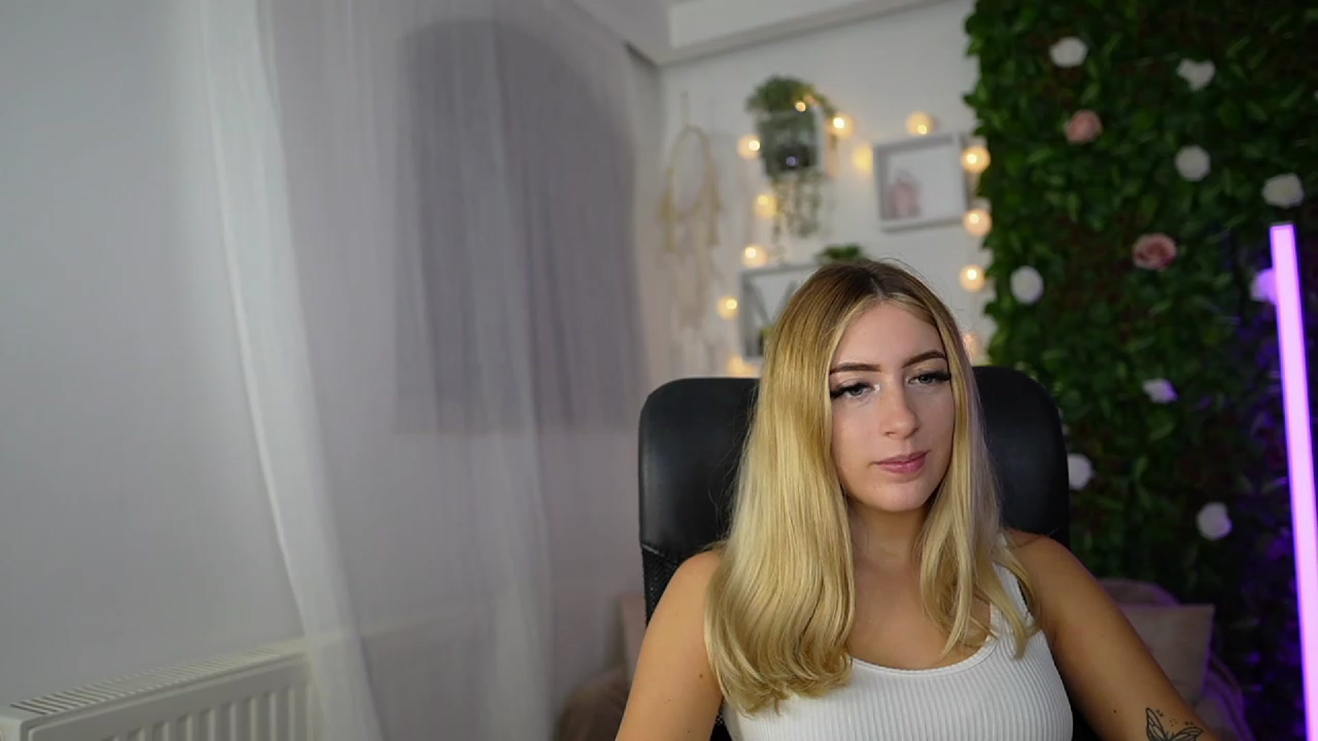 Gallery image thumbnail from Tina_Nappi18's myfreecams stream on, 09/18/2023, 17:52 image 10 of 20