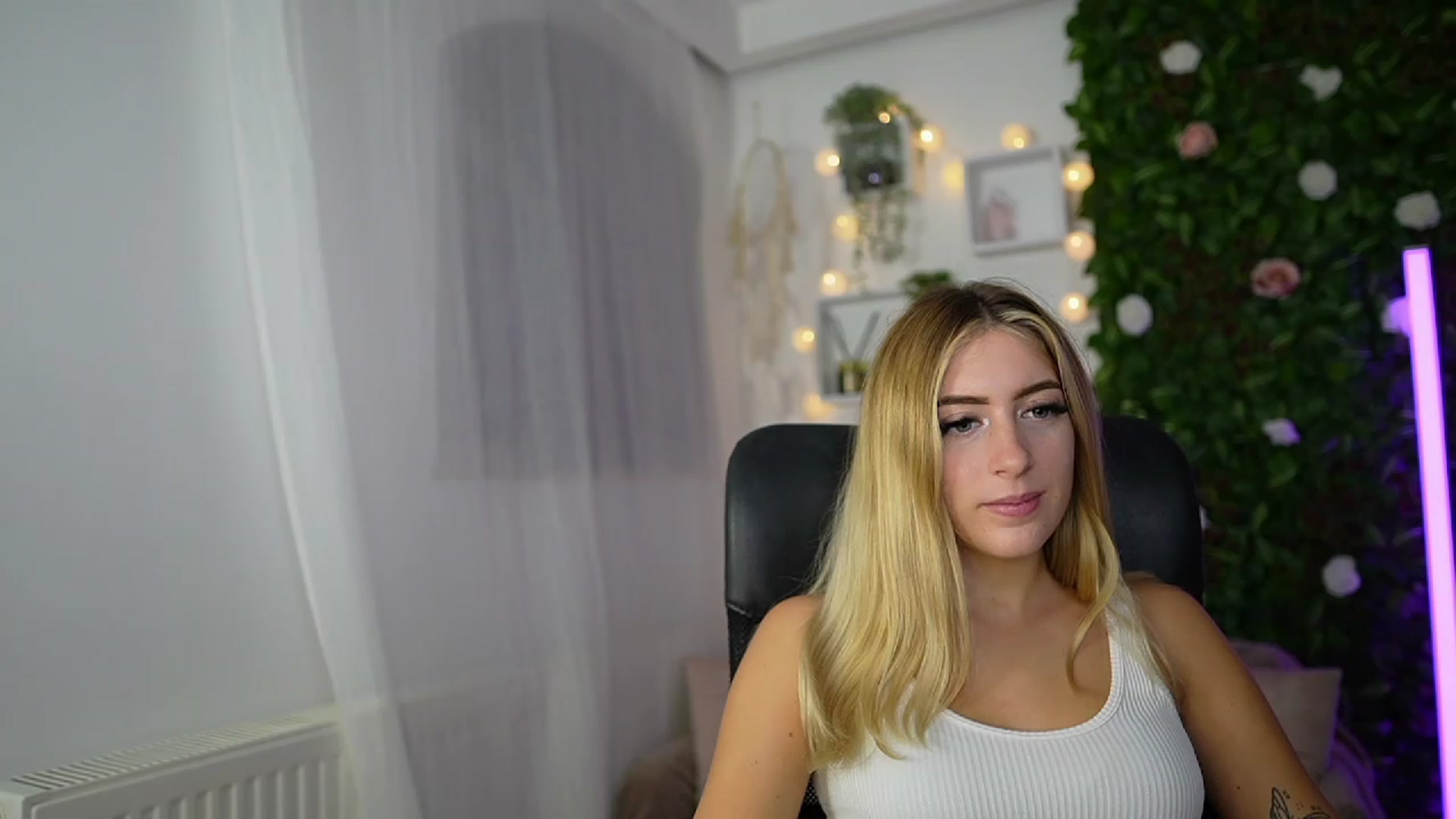 Gallery image thumbnail from Tina_Nappi18's myfreecams stream on, 09/18/2023, 17:52 image 17 of 20
