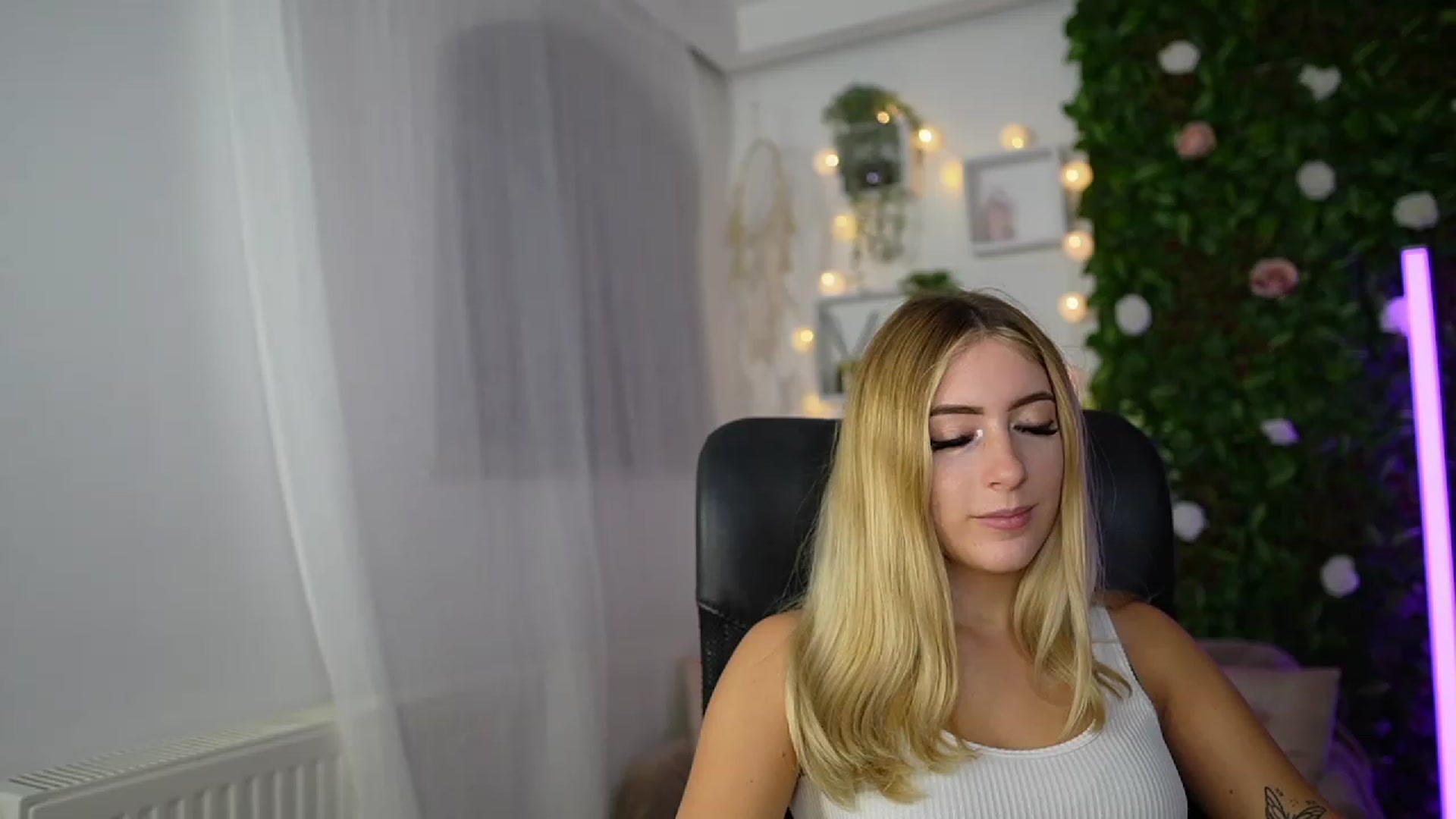 Gallery image thumbnail from Tina_Nappi18's myfreecams stream on, 09/18/2023, 17:52 image 8 of 20