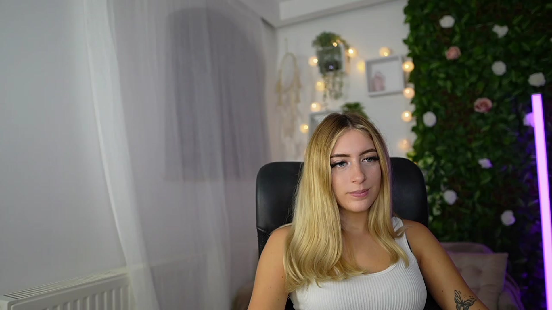 Gallery image thumbnail from Tina_Nappi18's myfreecams stream on, 09/18/2023, 17:52 image 5 of 20