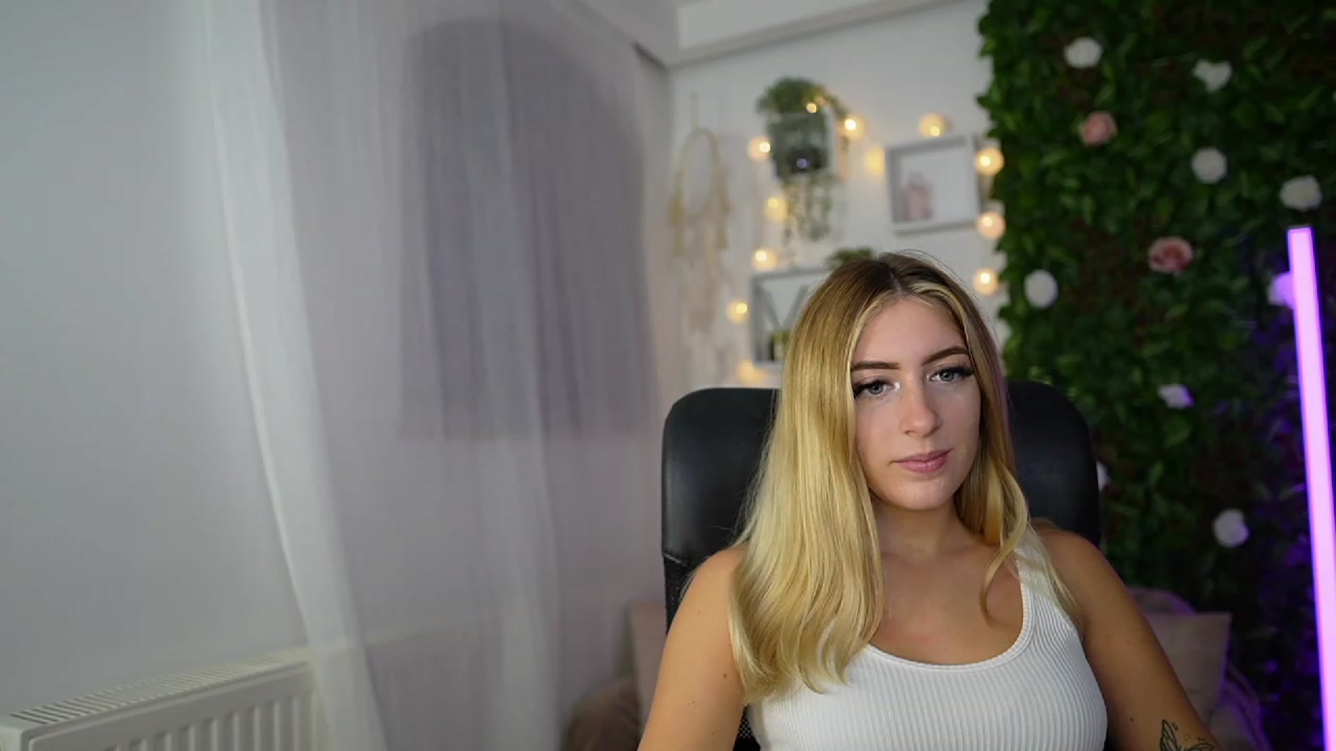 Gallery image thumbnail from Tina_Nappi18's myfreecams stream on, 09/18/2023, 17:52 image 14 of 20