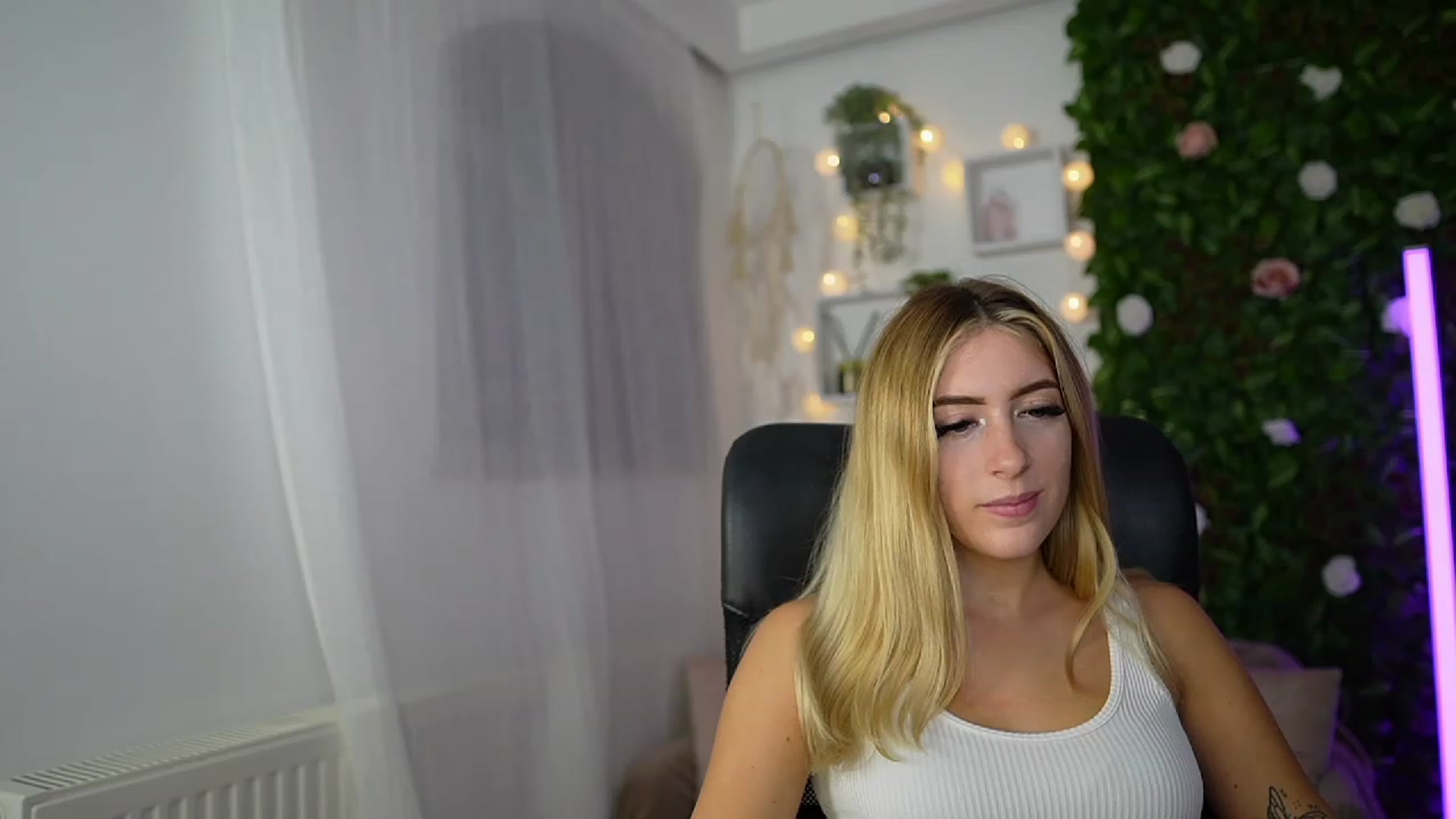 Gallery image thumbnail from Tina_Nappi18's myfreecams stream on, 09/18/2023, 17:52 image 15 of 20