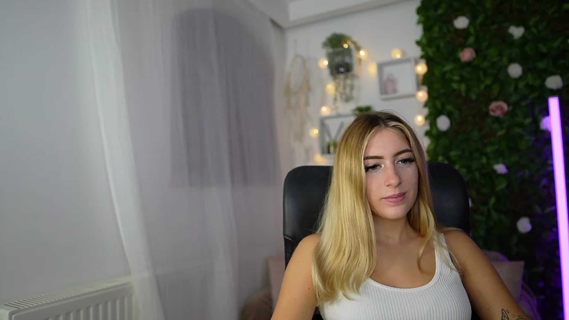 Gallery image thumbnail from Tina_Nappi18's myfreecams stream on, 09/18/2023, 17:52 image 18 of 20