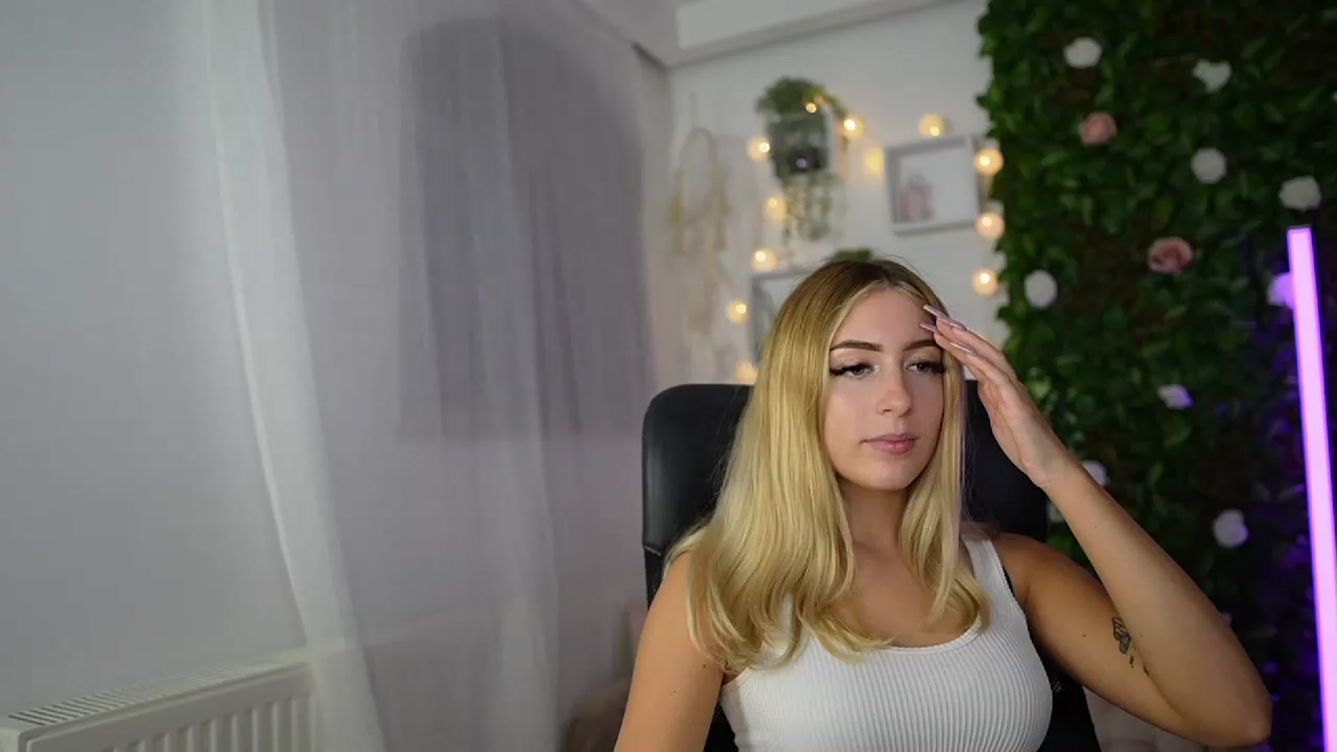 Gallery image thumbnail from Tina_Nappi18's myfreecams stream on, 09/18/2023, 17:52 image 7 of 20