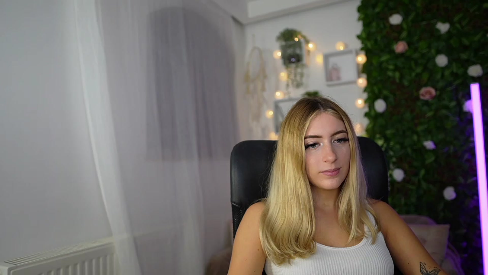 Gallery image thumbnail from Tina_Nappi18's myfreecams stream on, 09/18/2023, 17:52 image 9 of 20