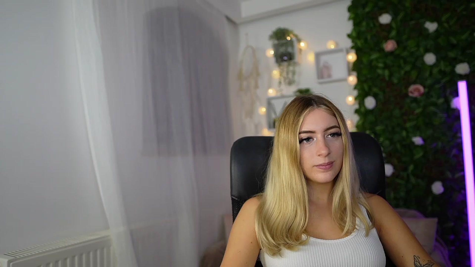 Gallery image thumbnail from Tina_Nappi18's myfreecams stream on, 09/18/2023, 17:52 image 12 of 20