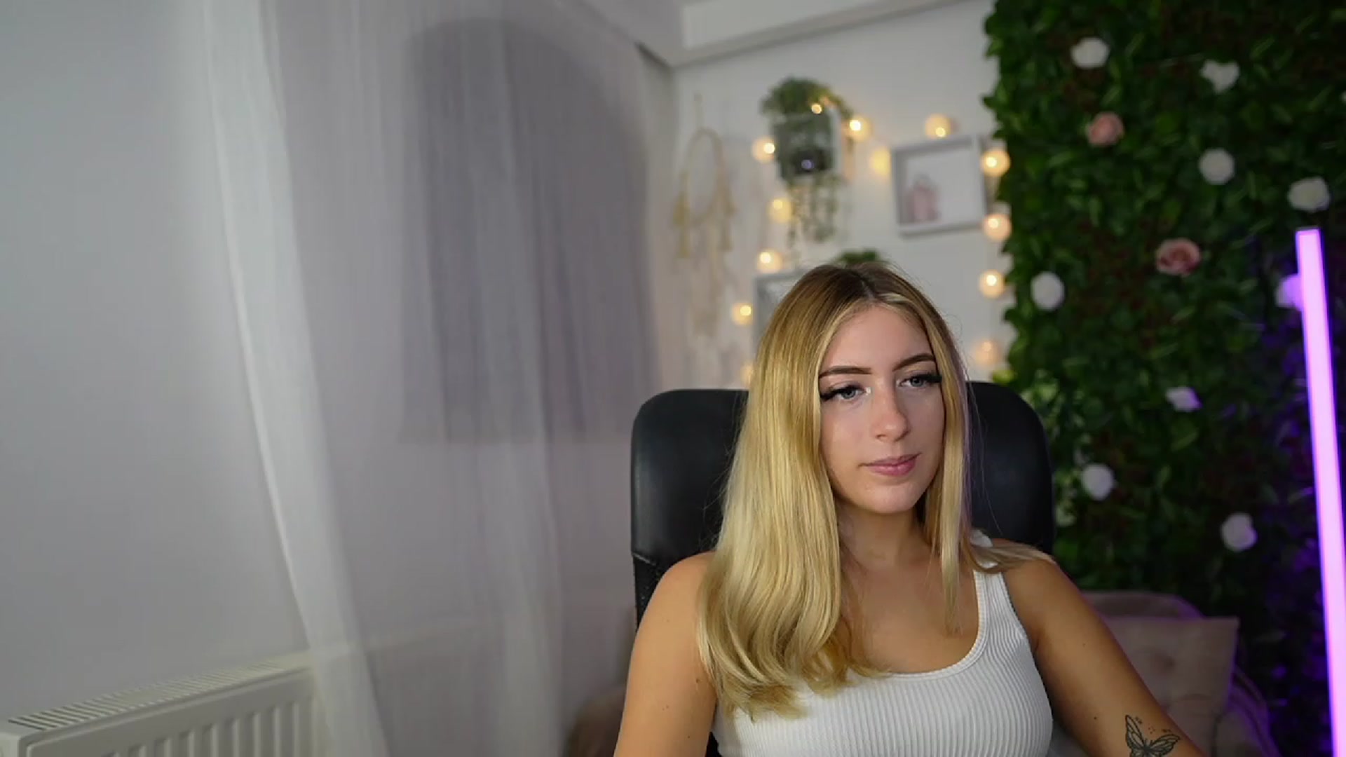 Gallery image thumbnail from Tina_Nappi18's myfreecams stream on, 09/18/2023, 17:52 image 4 of 20