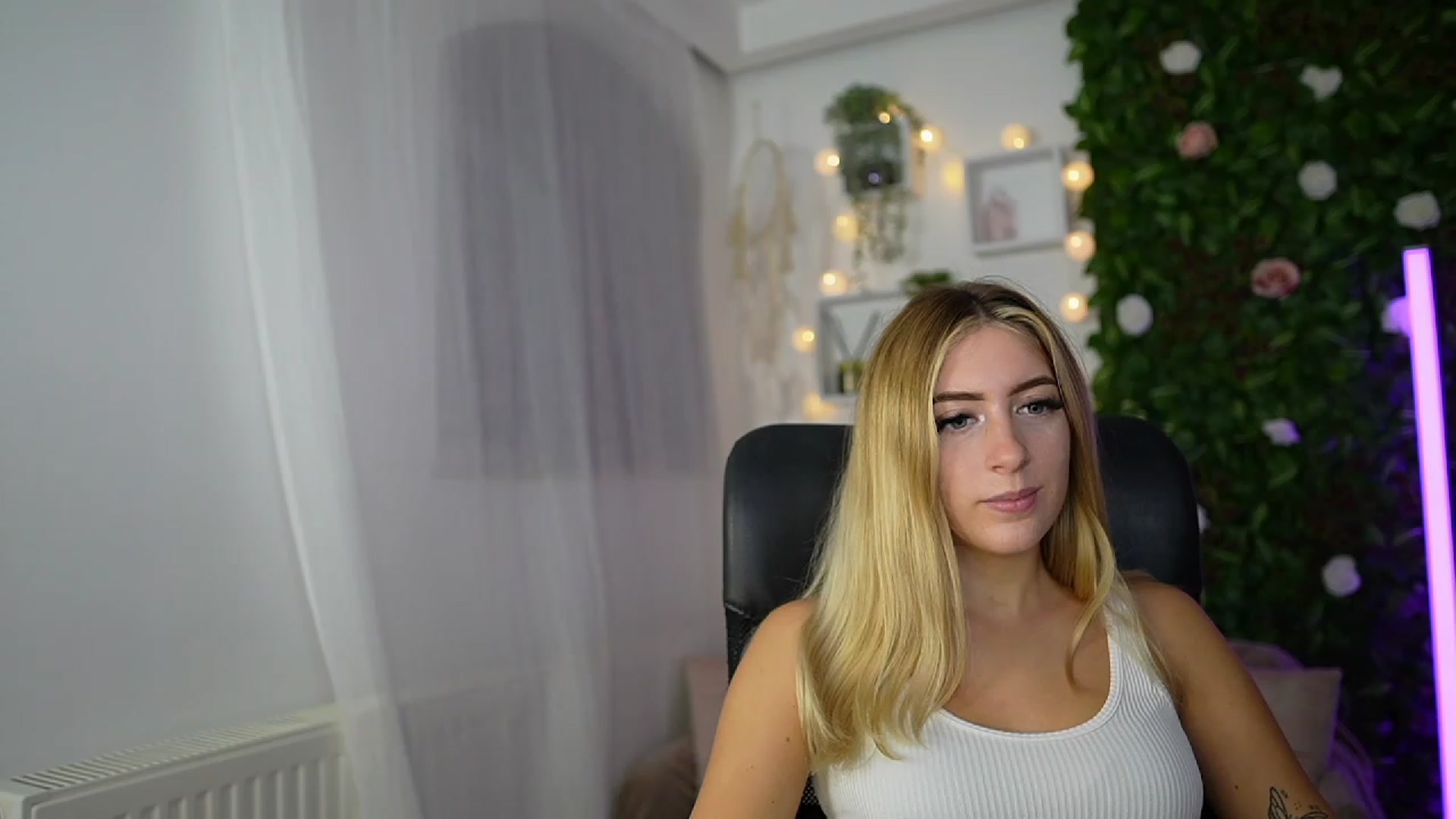 Gallery image thumbnail from Tina_Nappi18's myfreecams stream on, 09/18/2023, 17:52 image 16 of 20