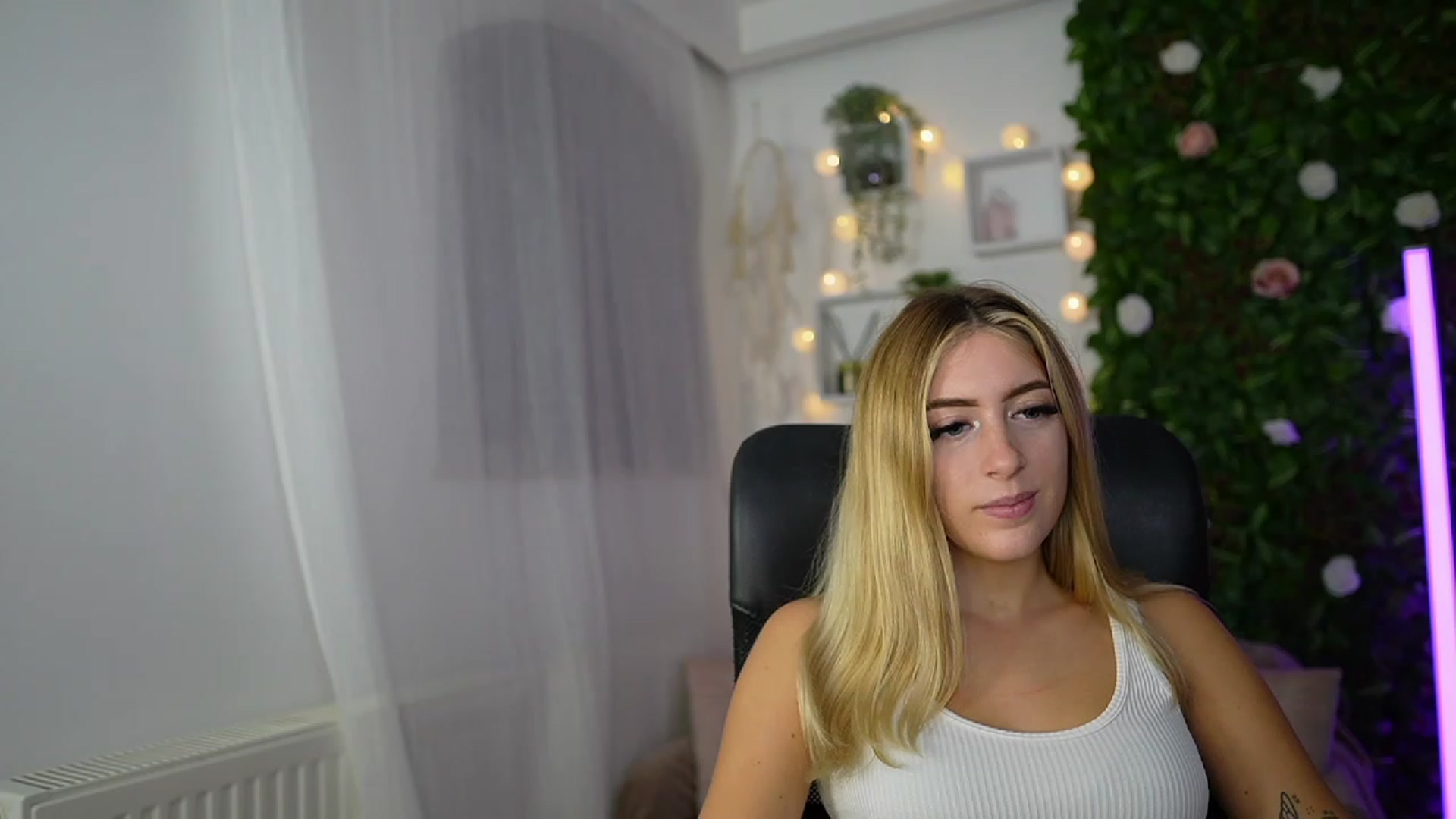 Gallery image thumbnail from Tina_Nappi18's myfreecams stream on, 09/18/2023, 17:52 image 19 of 20