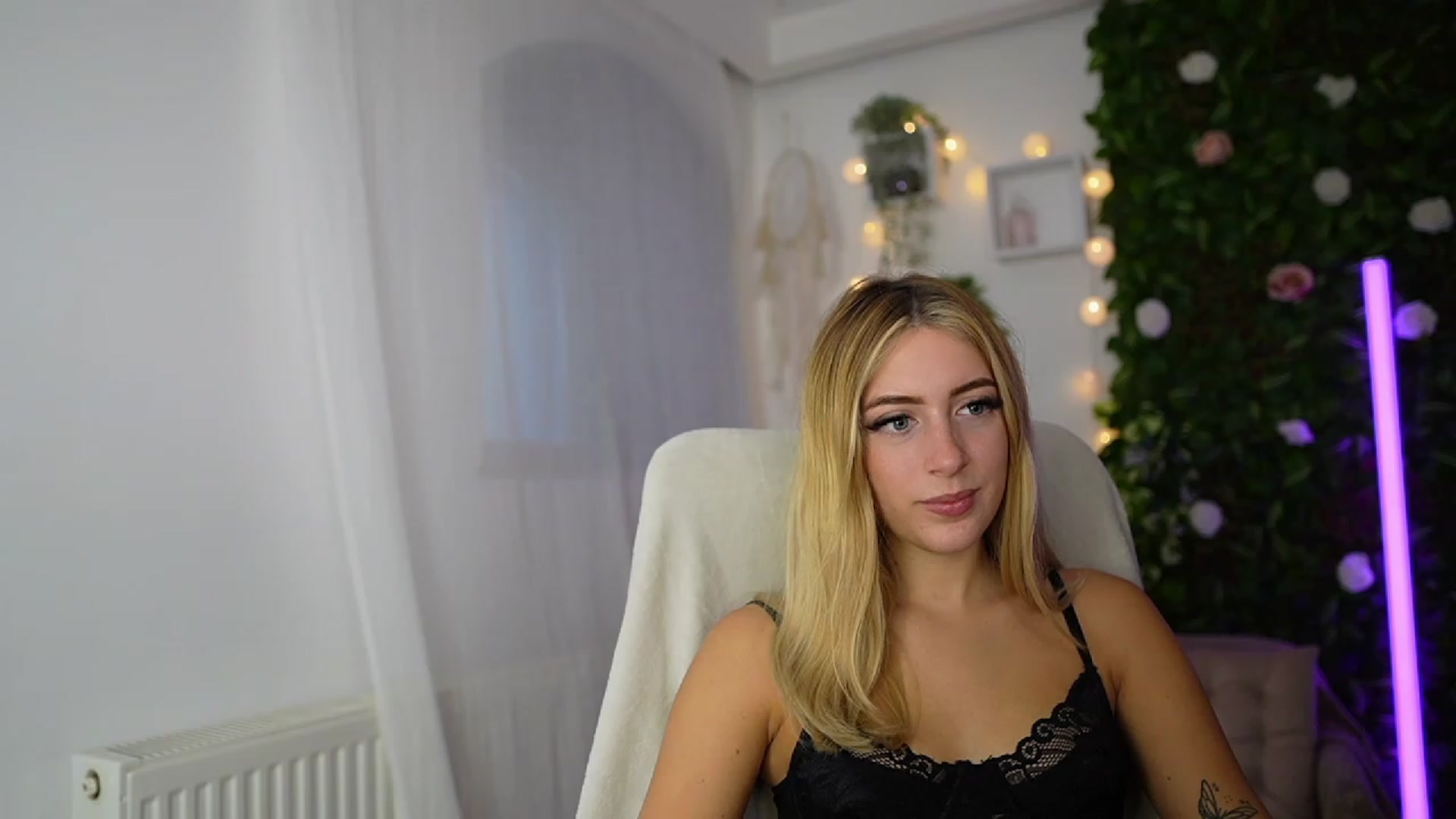 Gallery image thumbnail from Tina_Nappi18's myfreecams stream on, 09/19/2023, 14:17 image 9 of 20