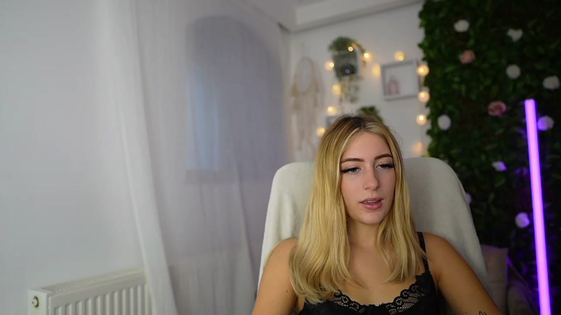 Gallery image thumbnail from Tina_Nappi18's myfreecams stream on, 09/19/2023, 14:17 image 4 of 20