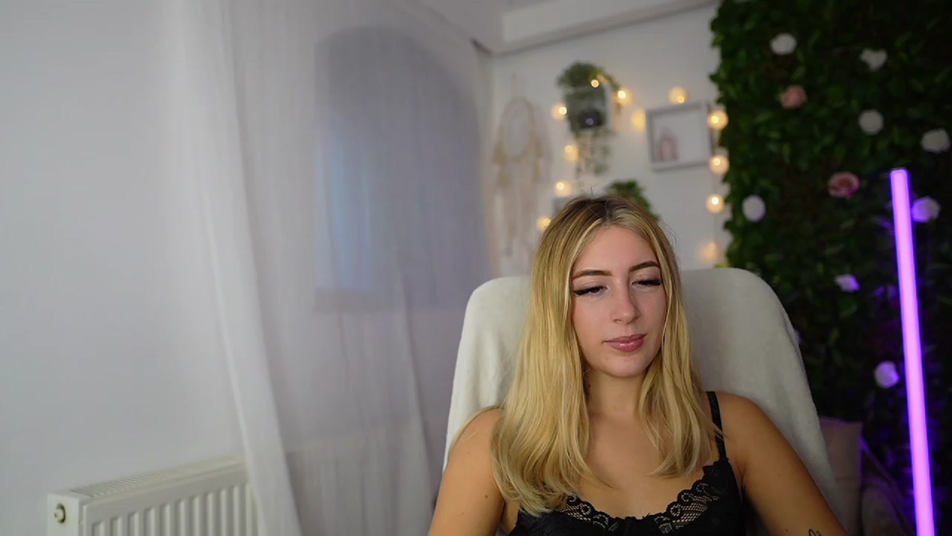 Gallery image thumbnail from Tina_Nappi18's myfreecams stream on, 09/19/2023, 14:17 image 3 of 20