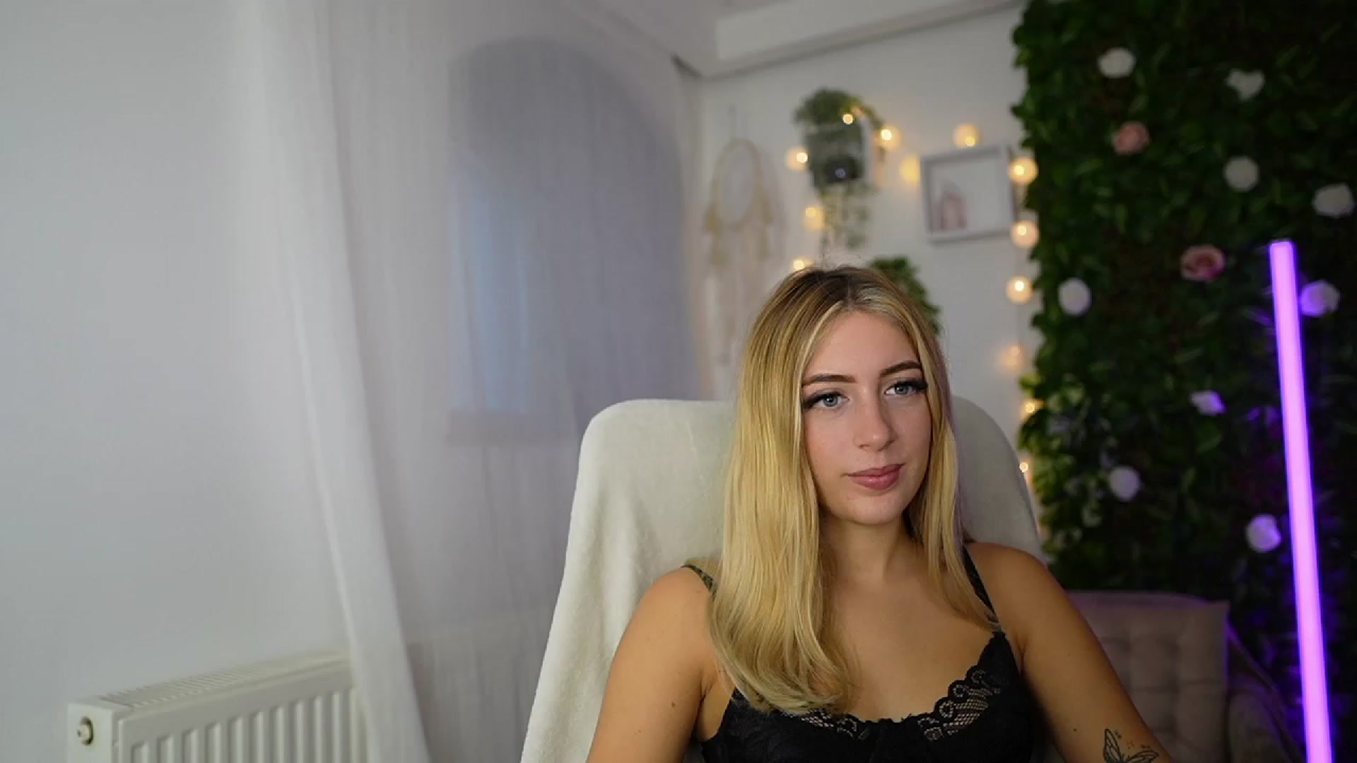 Gallery image thumbnail from Tina_Nappi18's myfreecams stream on, 09/19/2023, 14:17 image 14 of 20