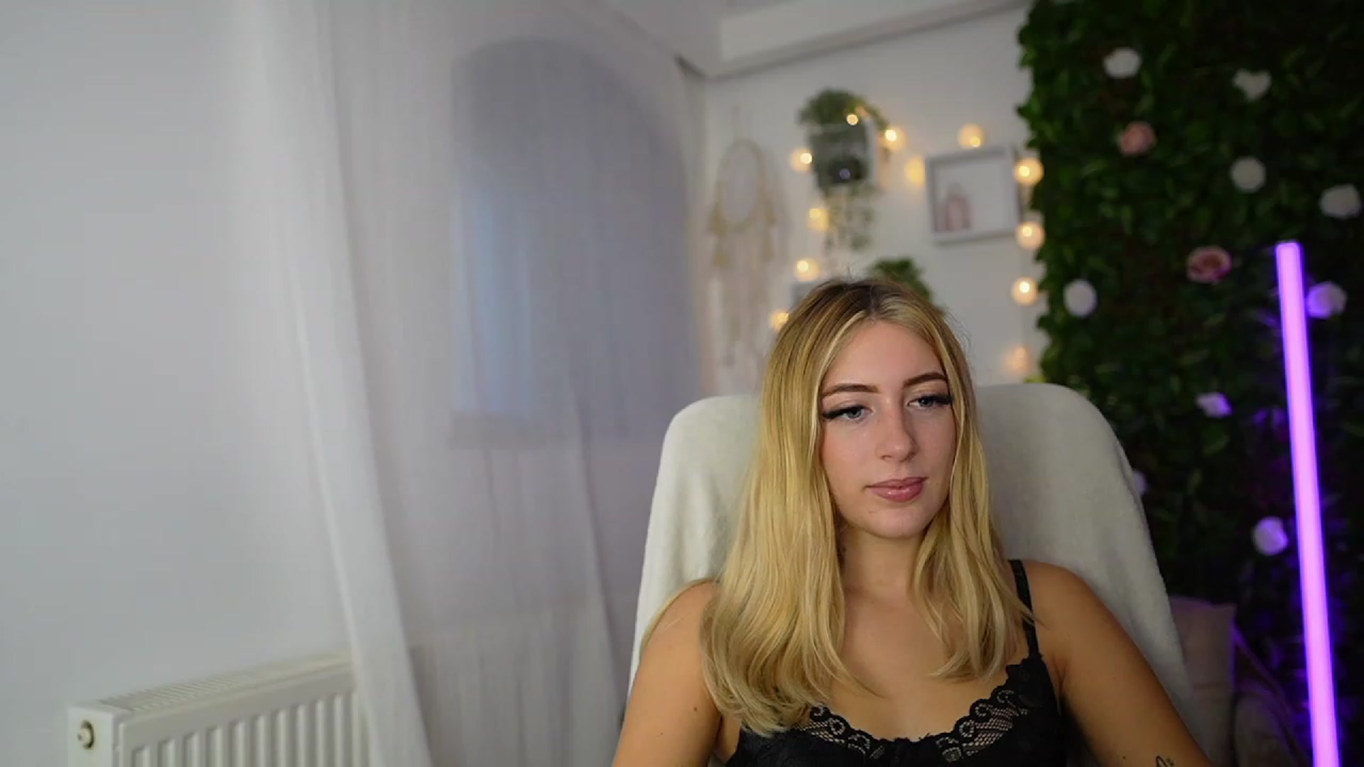 Gallery image thumbnail from Tina_Nappi18's myfreecams stream on, 09/19/2023, 14:17 image 2 of 20