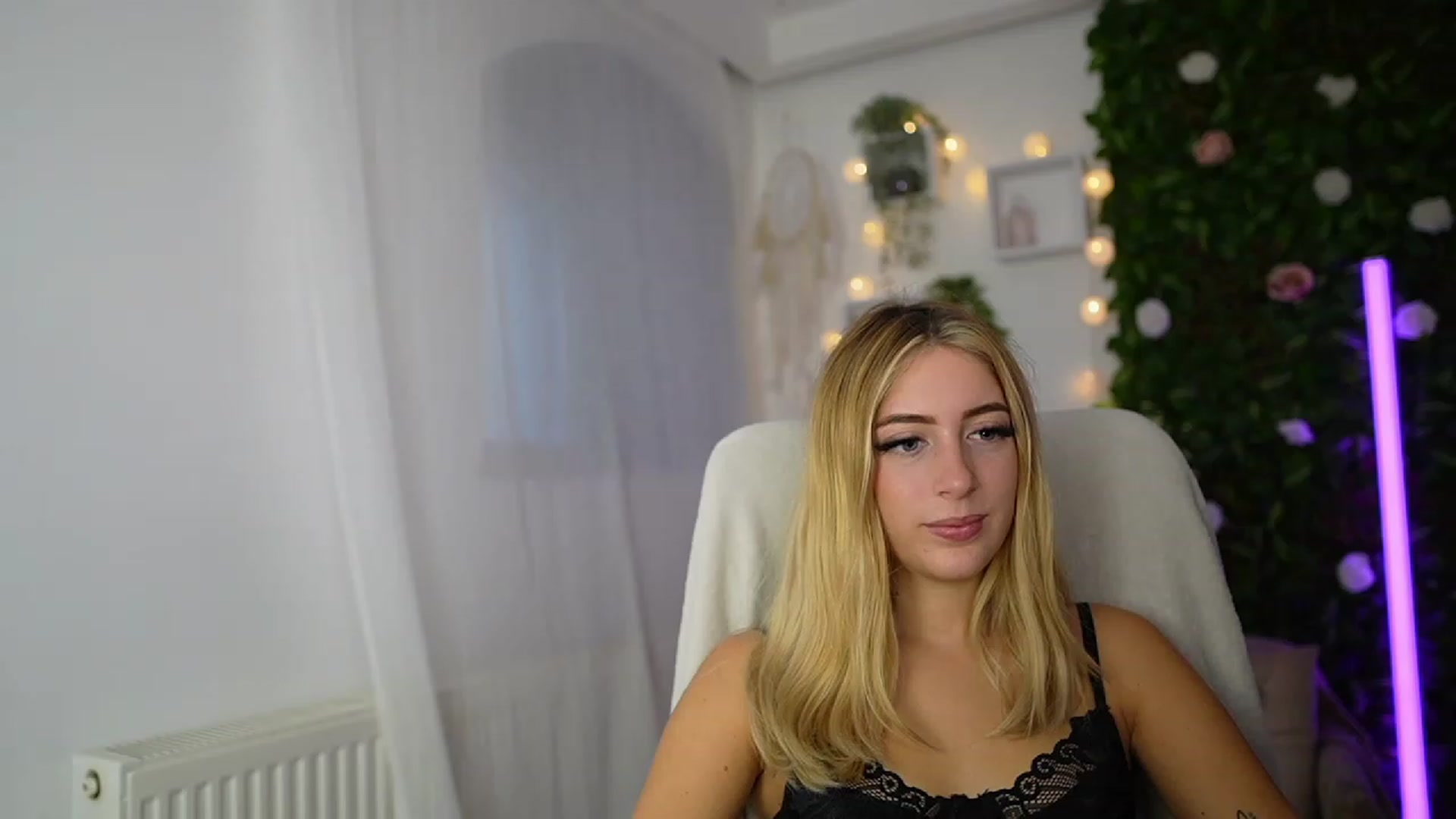 Gallery image thumbnail from Tina_Nappi18's myfreecams stream on, 09/19/2023, 14:17 image 5 of 20