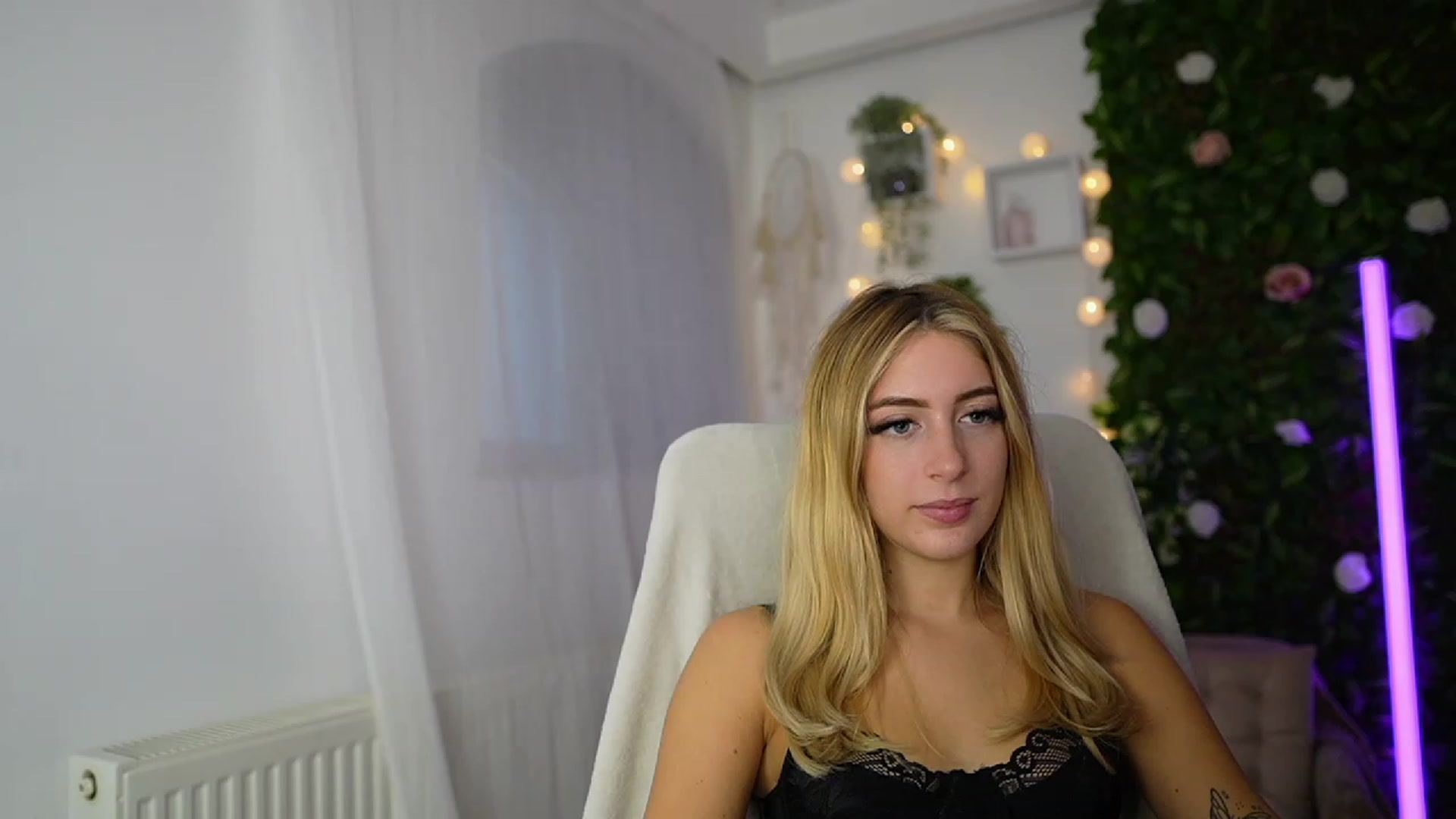 Gallery image thumbnail from Tina_Nappi18's myfreecams stream on, 09/19/2023, 15:32 image 1 of 20