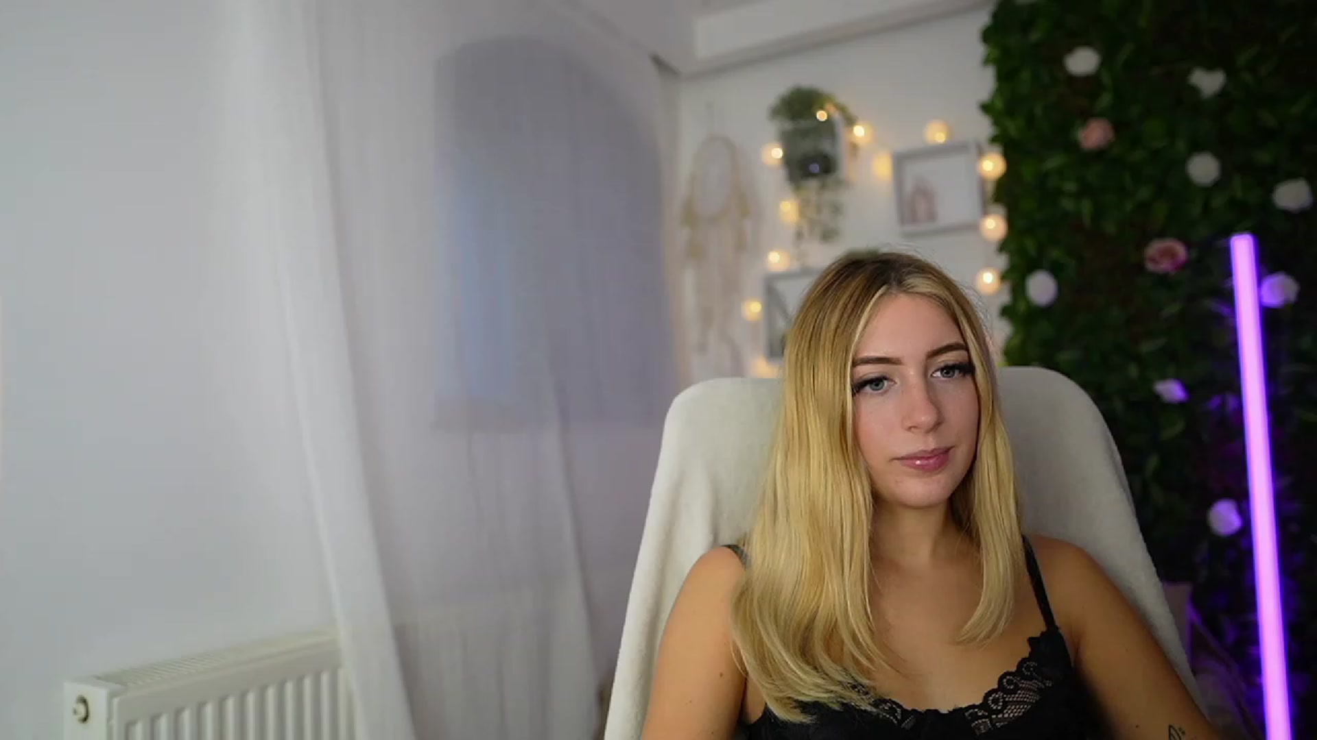 Gallery image thumbnail from Tina_Nappi18's myfreecams stream on, 09/19/2023, 15:32 image 18 of 20