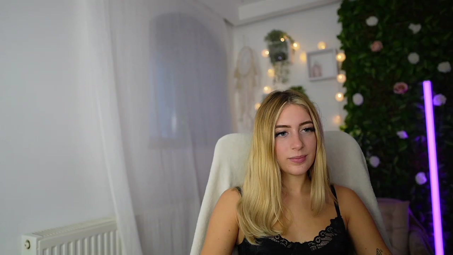 Gallery image thumbnail from Tina_Nappi18's myfreecams stream on, 09/19/2023, 15:32 image 10 of 20