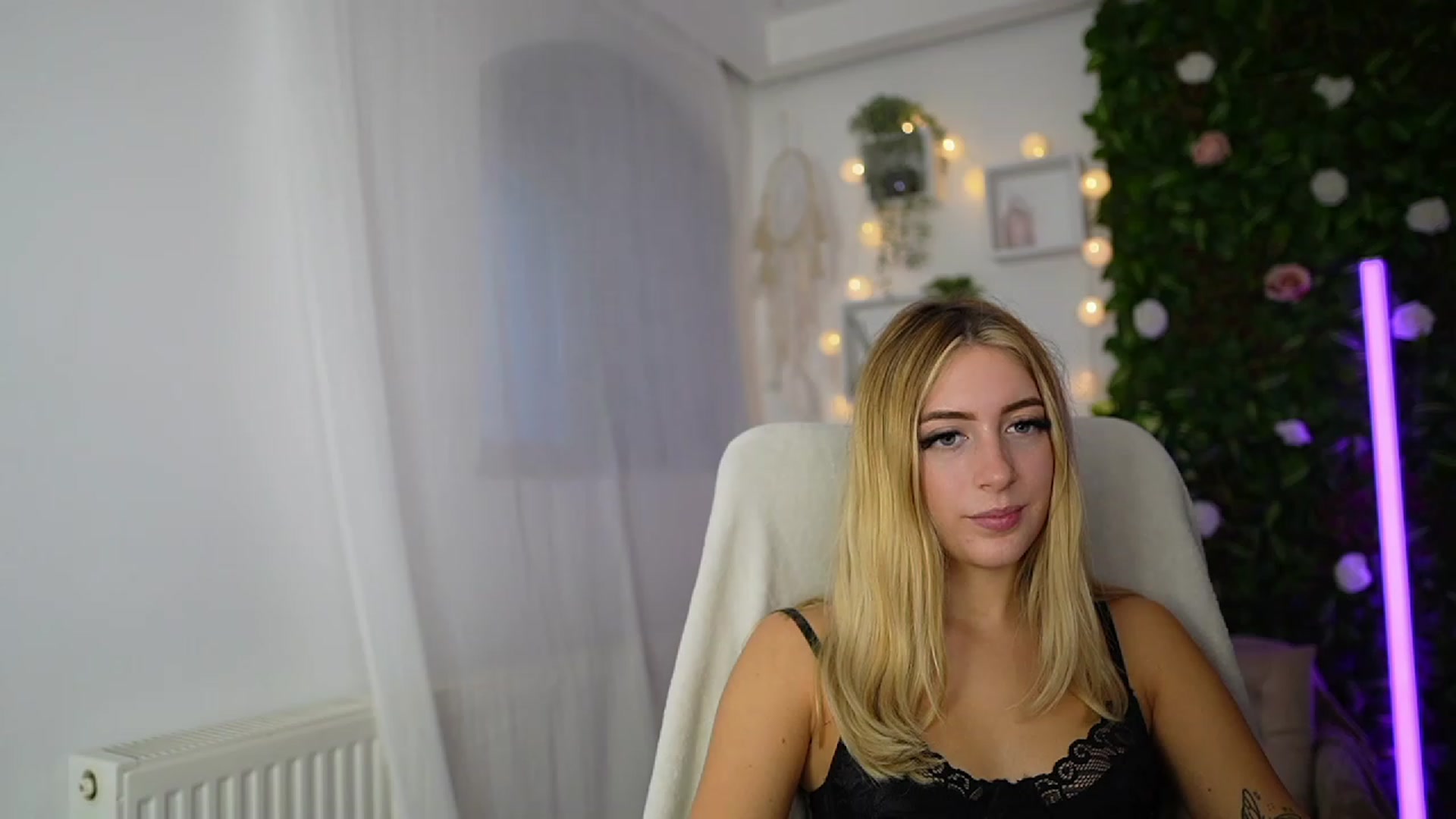 Gallery image thumbnail from Tina_Nappi18's myfreecams stream on, 09/19/2023, 15:32 image 15 of 20