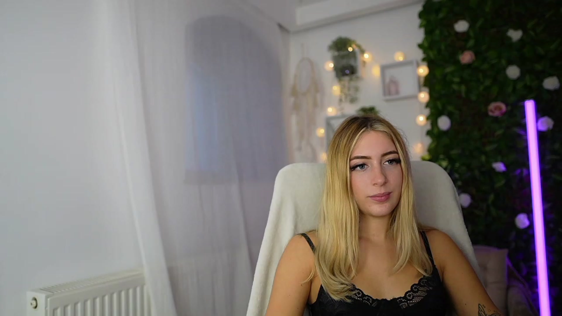 Gallery image thumbnail from Tina_Nappi18's myfreecams stream on, 09/19/2023, 15:32 image 13 of 20