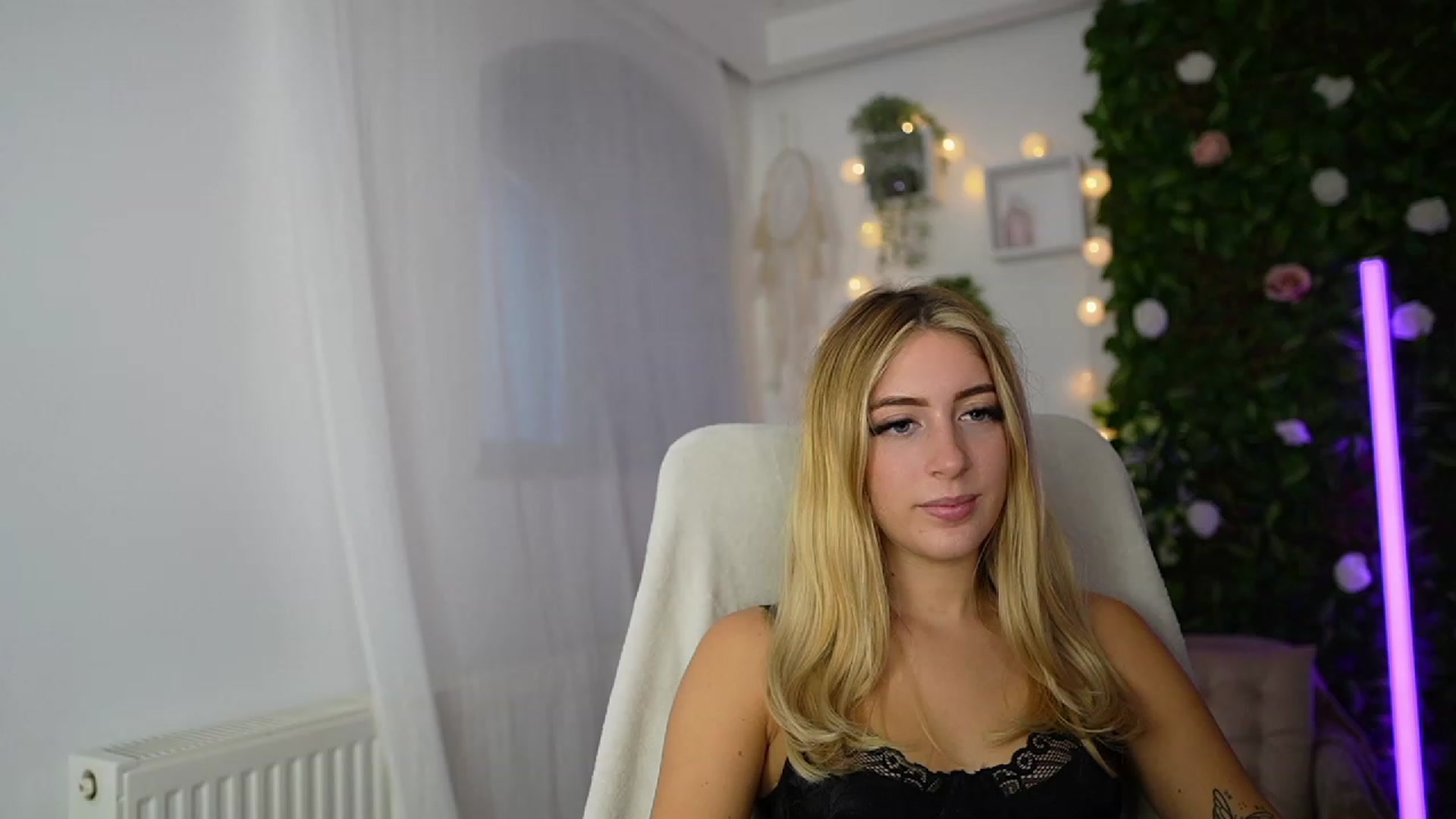 Gallery image thumbnail from Tina_Nappi18's myfreecams stream on, 09/19/2023, 15:32 image 2 of 20